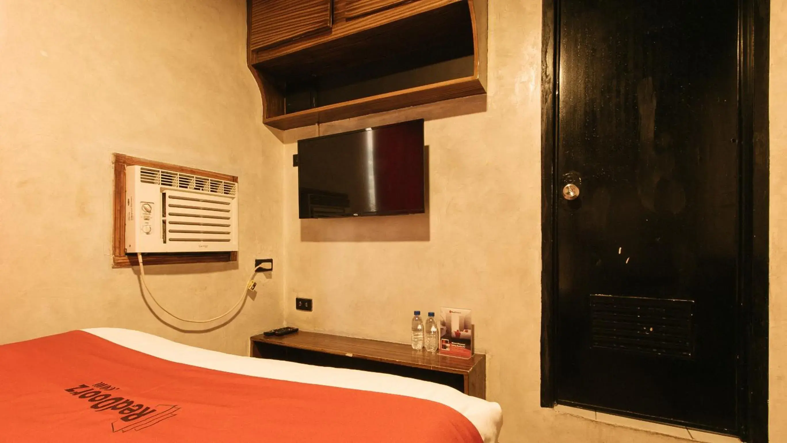 Bedroom in RedDoorz @ Good 101 Quiricada Manila Bedroom in RedDoorz @ Good 101 Quiricada Manila