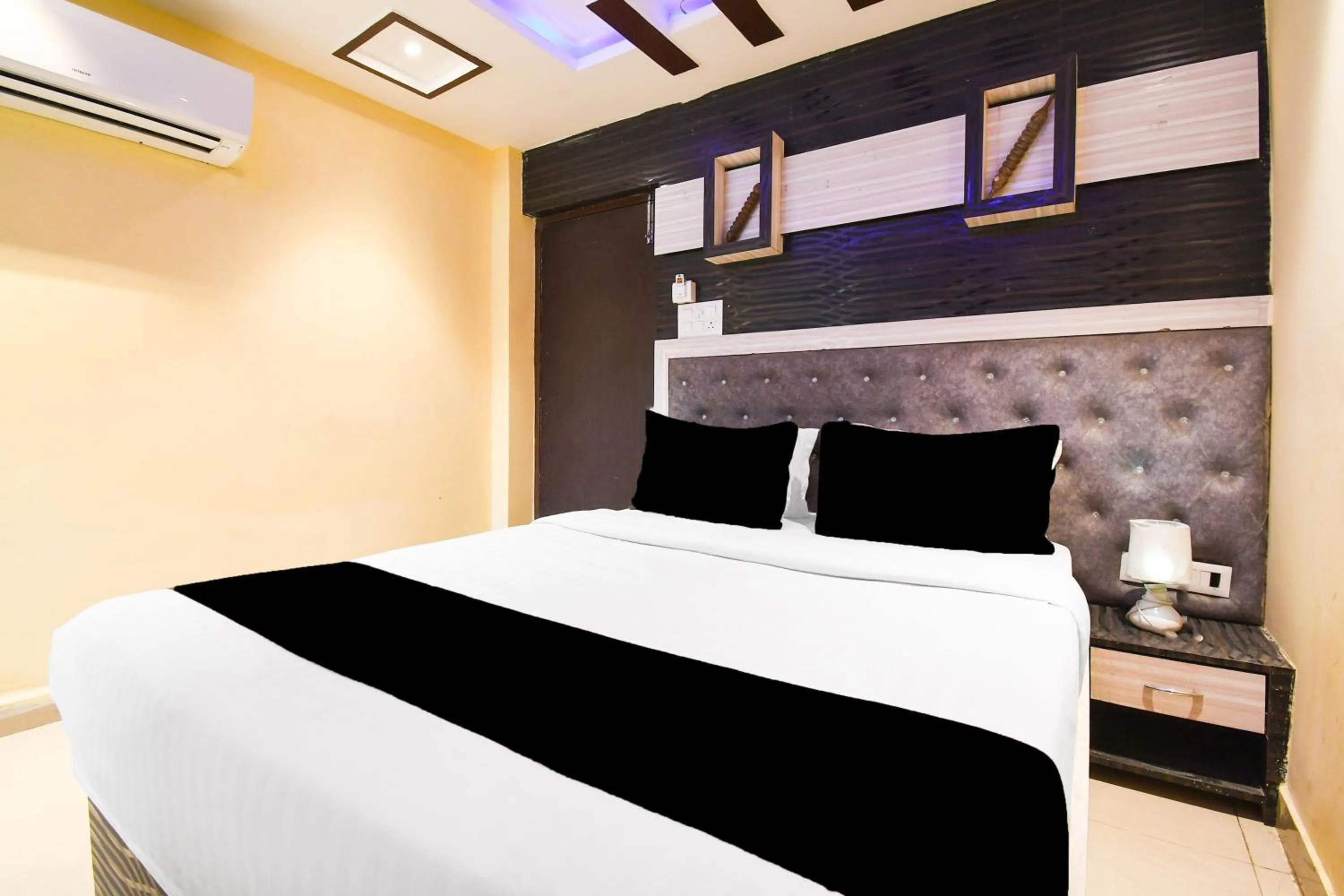 Bedroom, Bed in Super Collection O Hirak Road Dhanbad formerly Hirak Inn