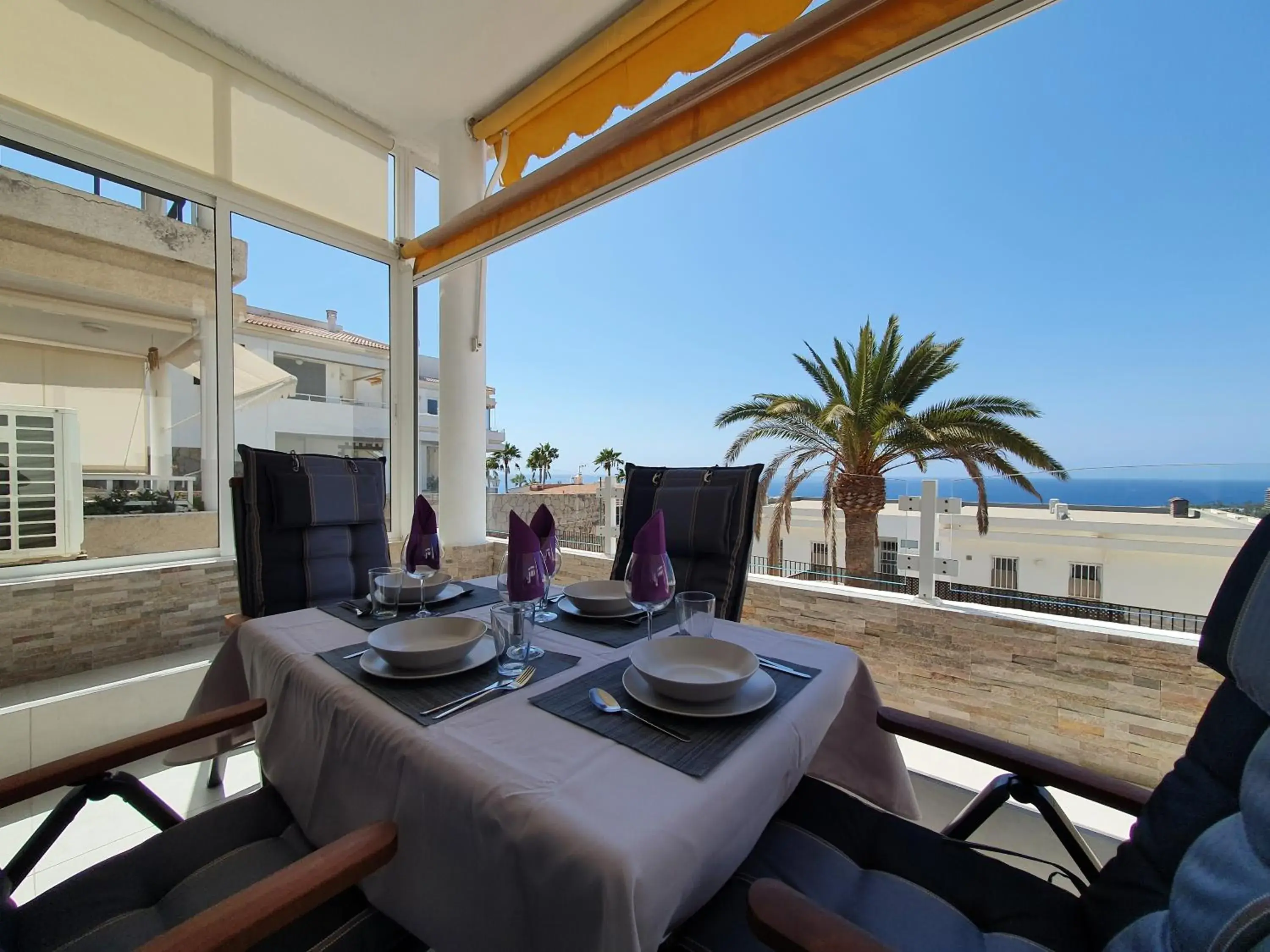Spacious Apartment with Sea view Spacious Apartment with Sea view