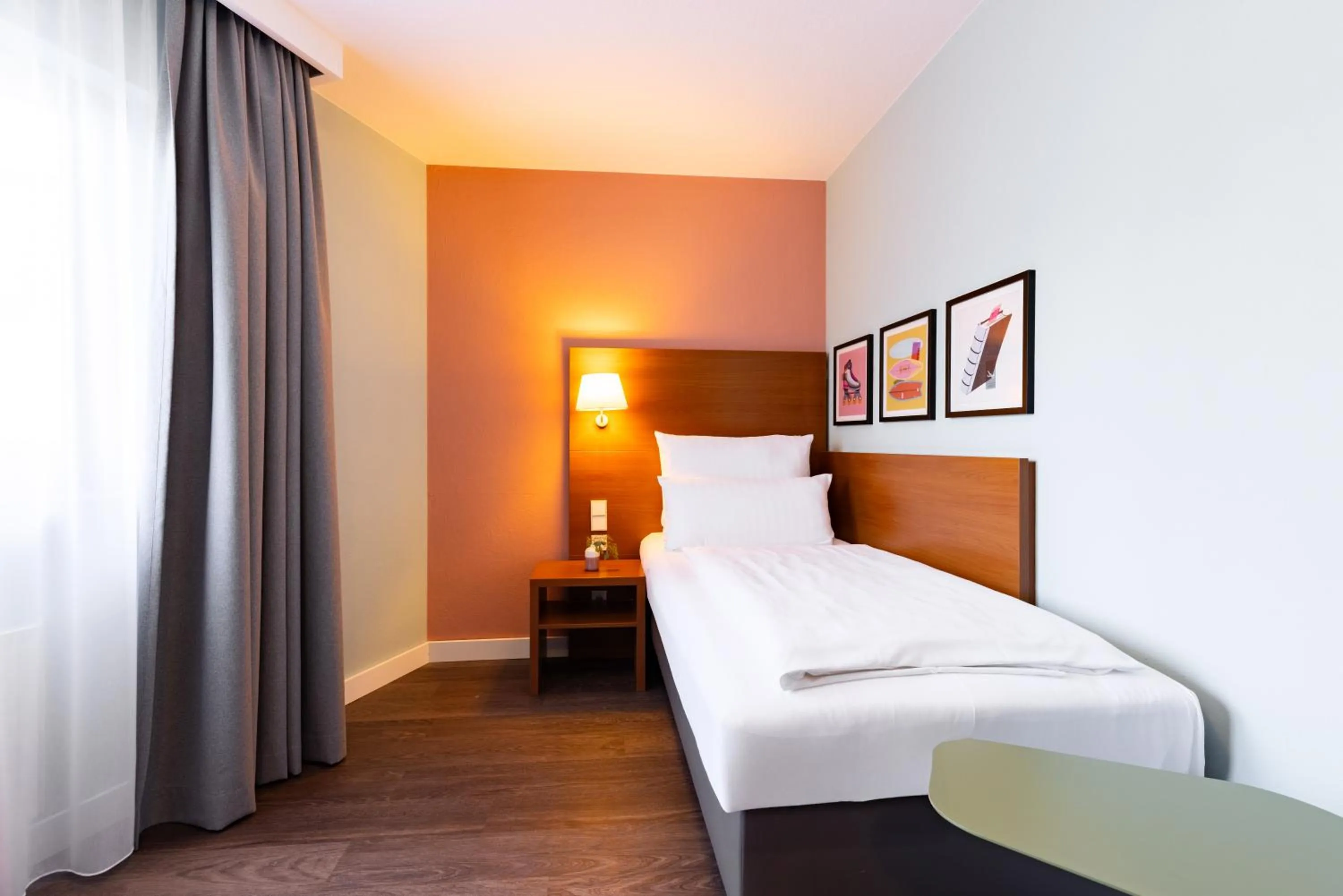 Bed in Garner Hotel Stuttgart City Centre by IHG