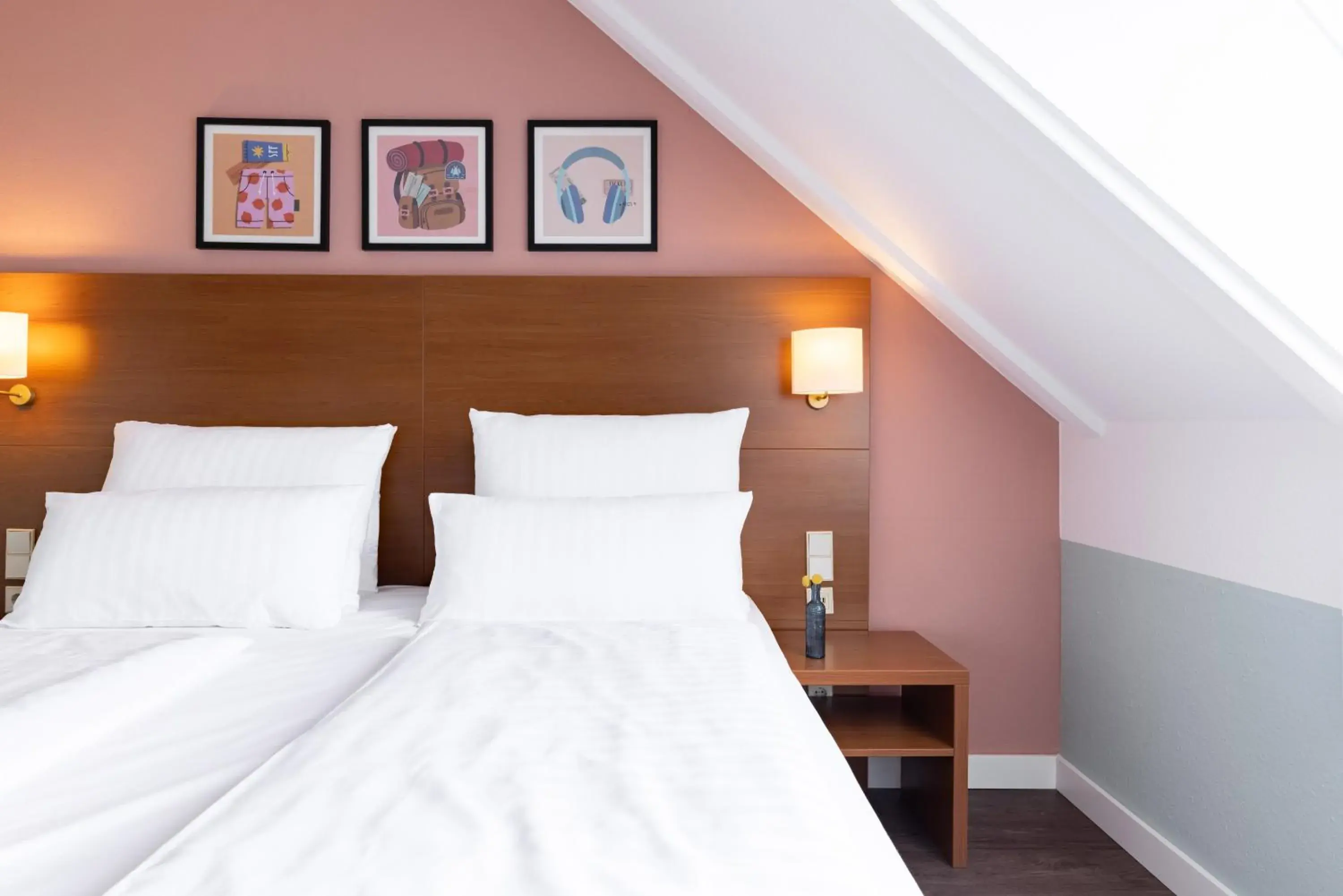 Bed in Garner Hotel Stuttgart City Centre by IHG Bed in Garner Hotel Stuttgart City Centre by IHG