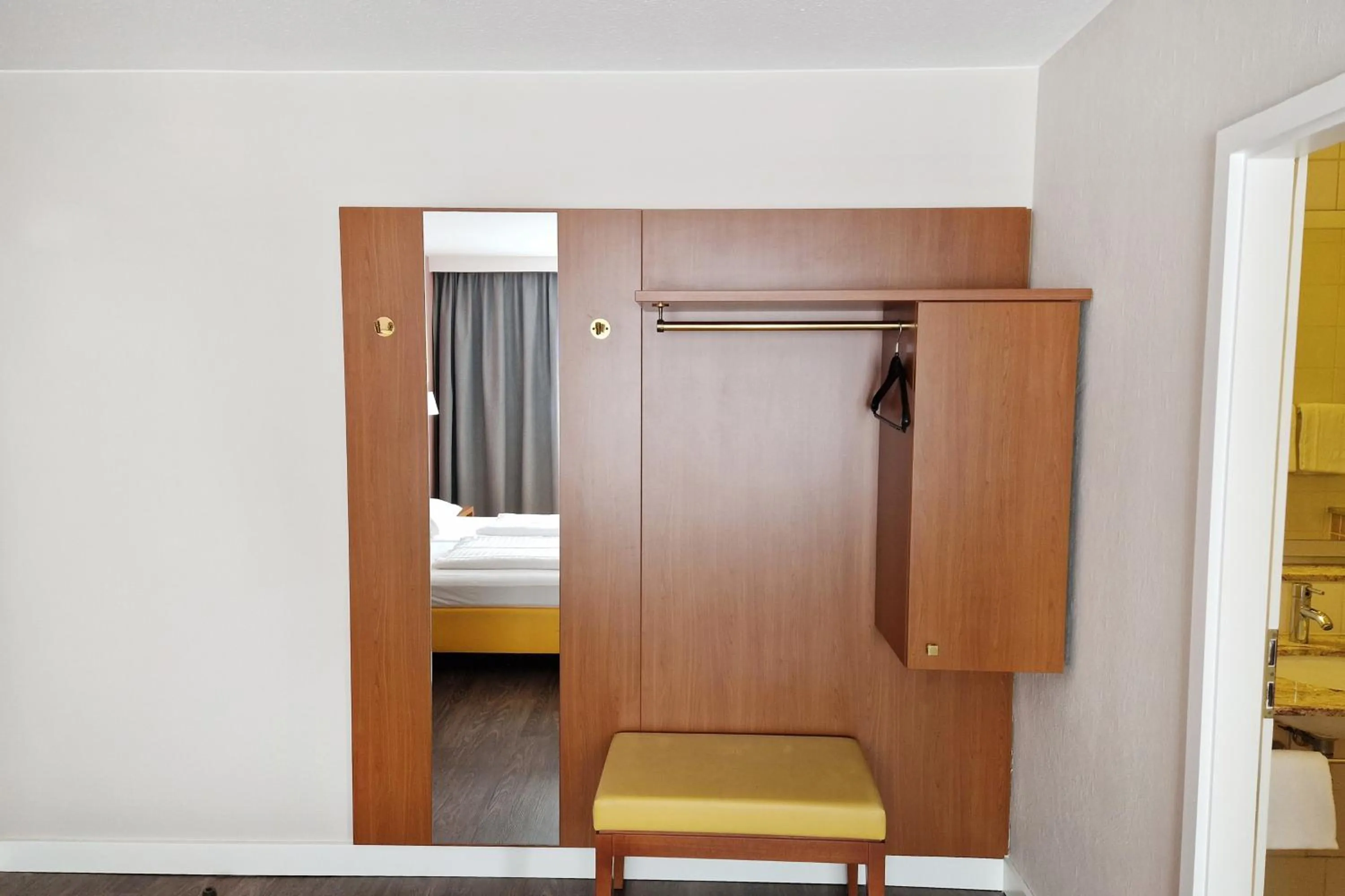 wardrobe, Bed in Hotel Rega Stuttgart