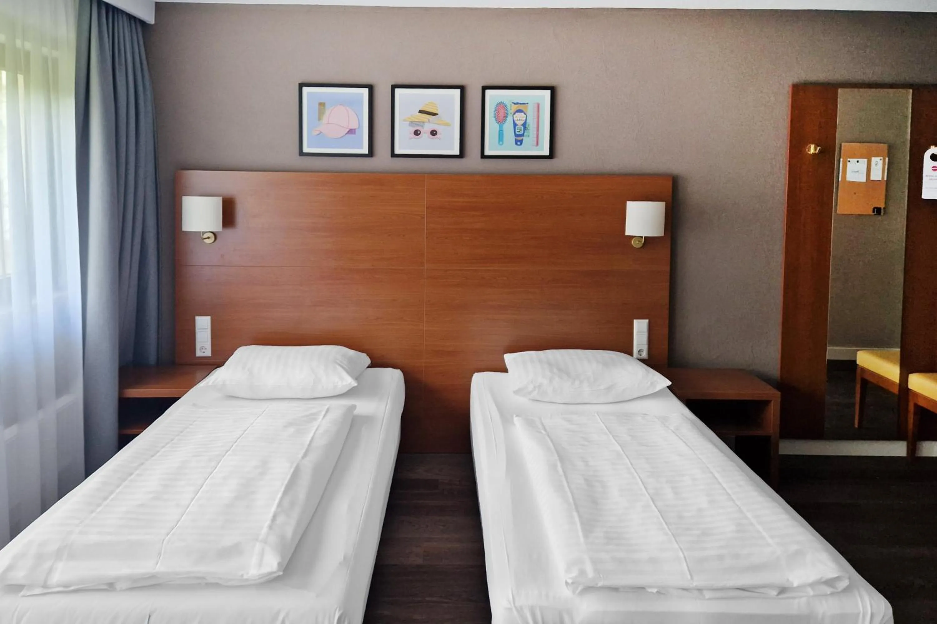 Photo of the whole room, Bed in Garner Hotel Stuttgart City Centre by IHG