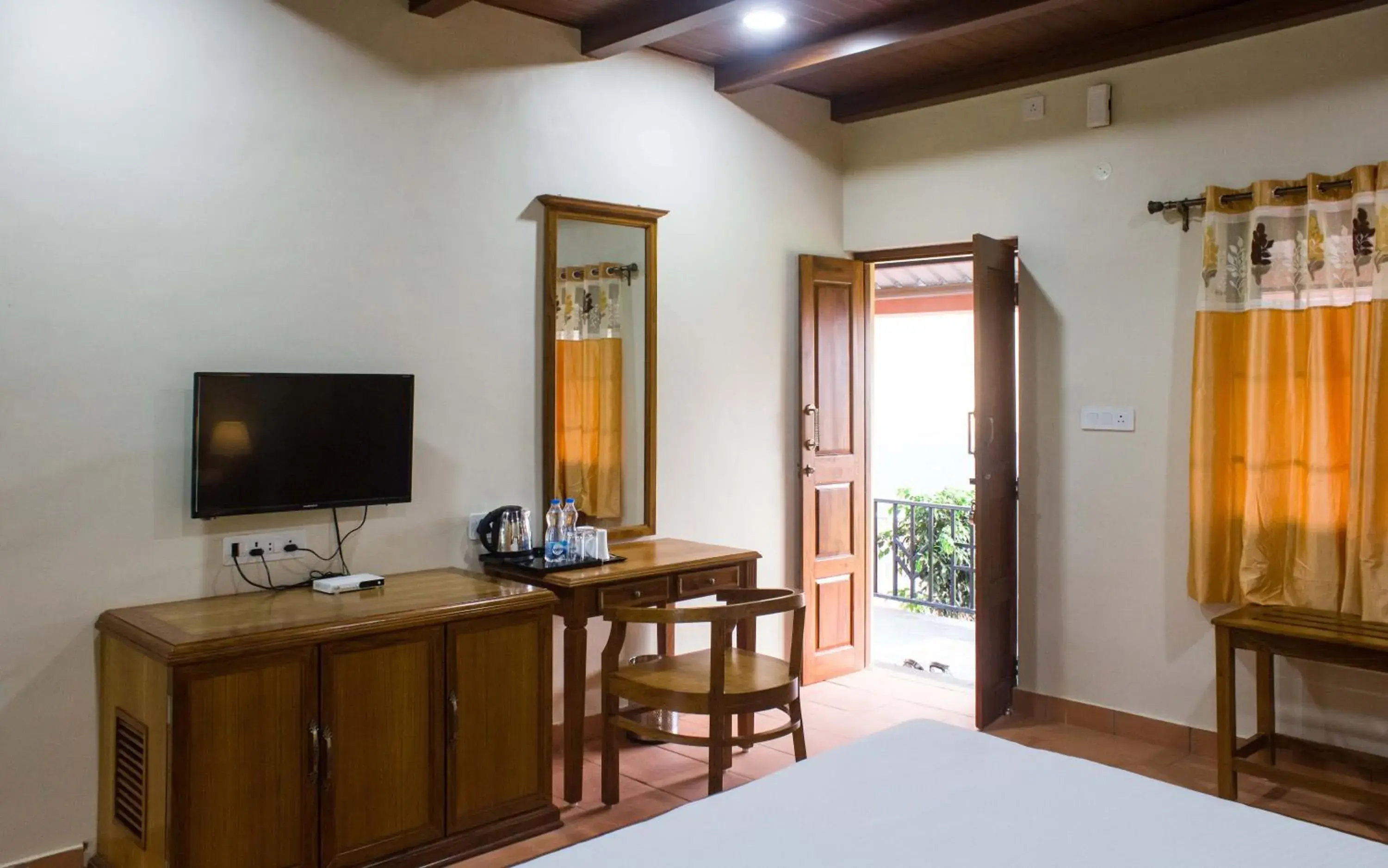 TV and multimedia, Bed in Wildcat Resort Tadoba TV and multimedia, Bed in Wildcat Resort Tadoba