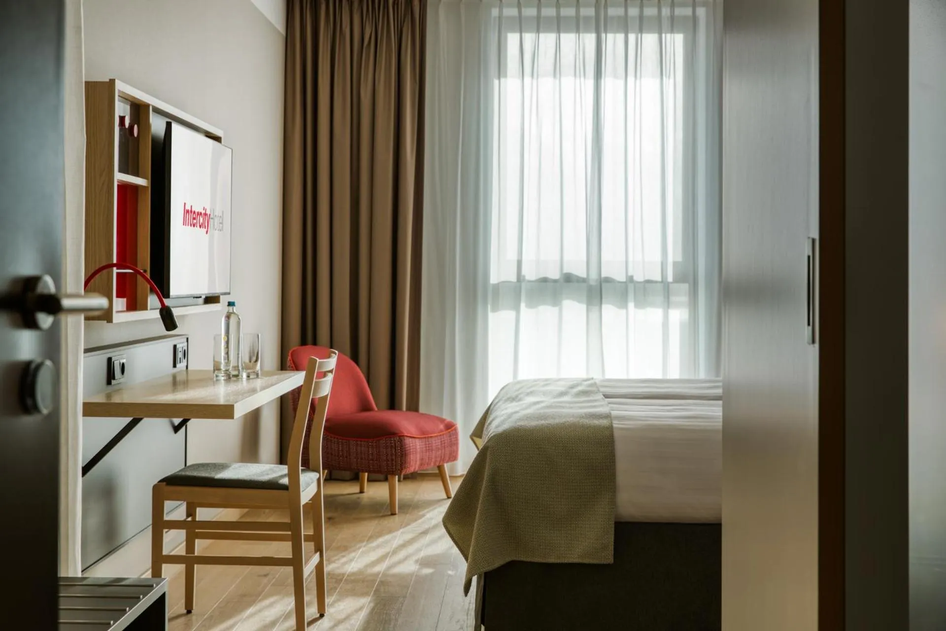 Photo of the whole room, Bed in IntercityHotel Amsterdam Schiphol Airport