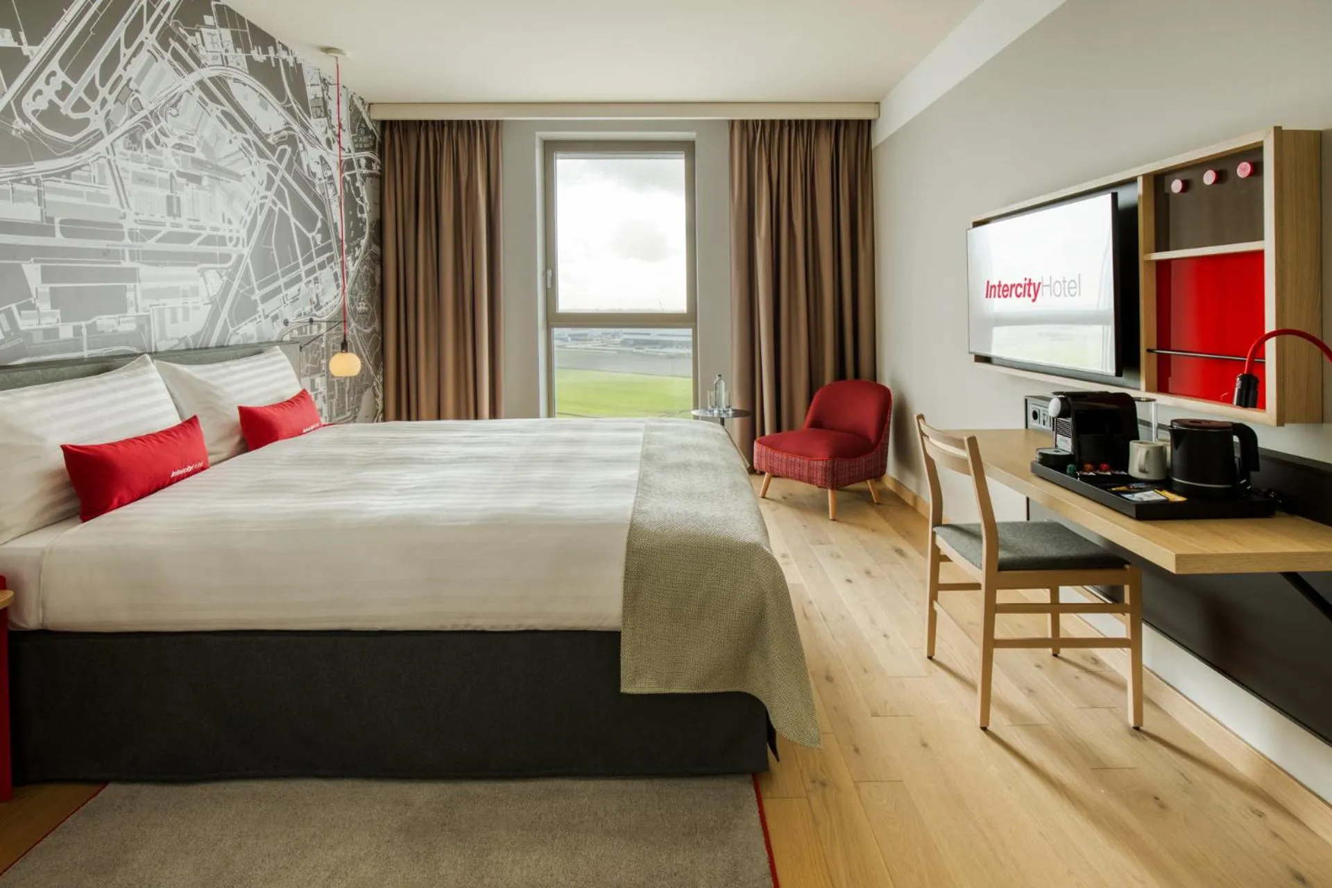 Photo of the whole room, Bed in IntercityHotel Amsterdam Schiphol Airport