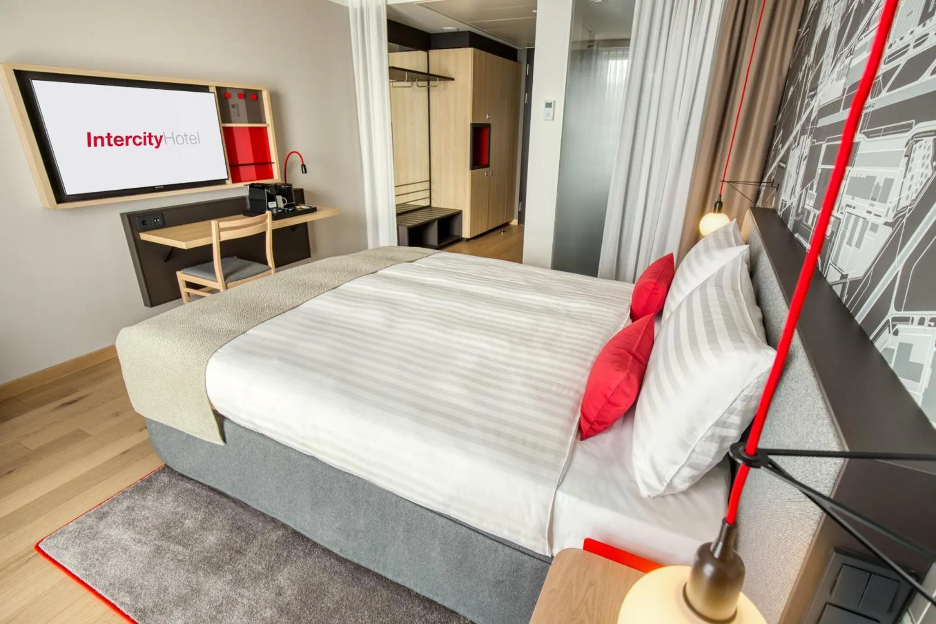 Photo of the whole room, Bed in IntercityHotel Amsterdam Schiphol Airport