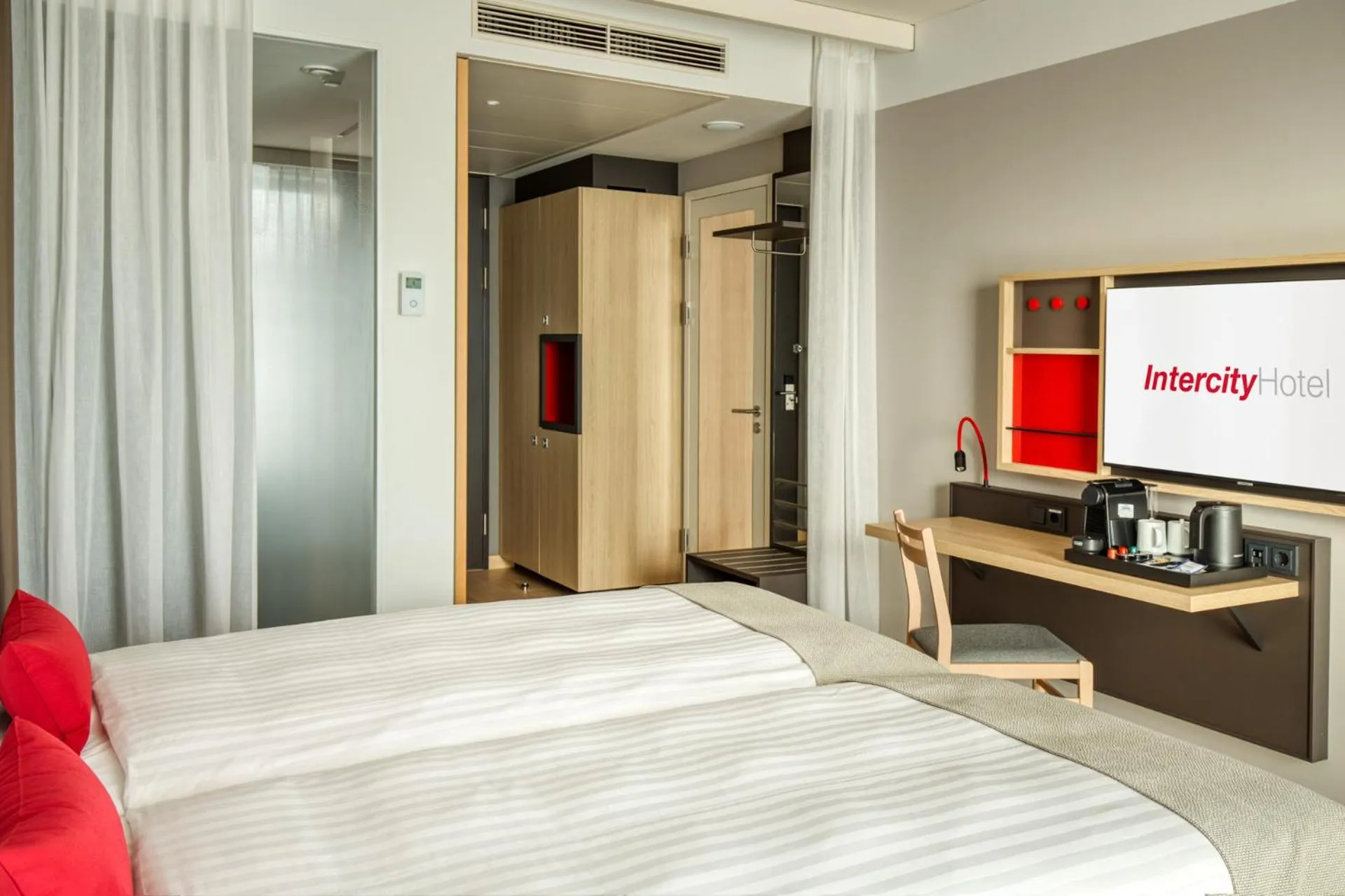 Photo of the whole room, Bed in IntercityHotel Amsterdam Schiphol Airport