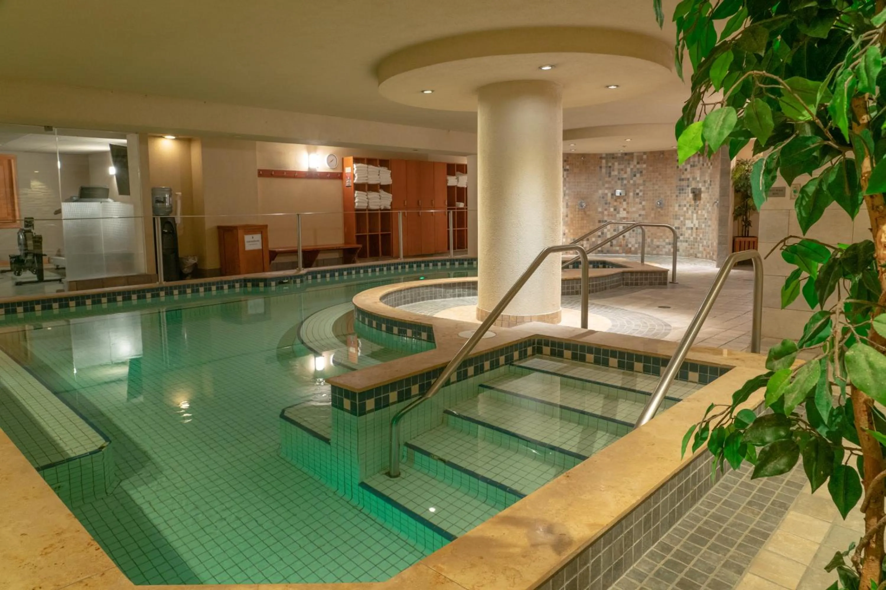 Hot Tub in Banff Caribou Lodge and Spa