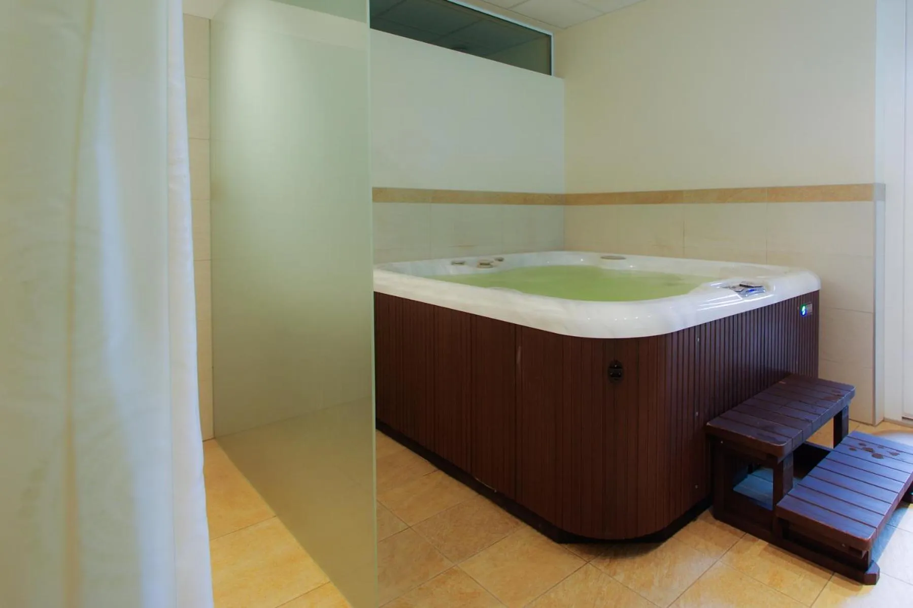 Hot Tub in Apartment Hotel Christine