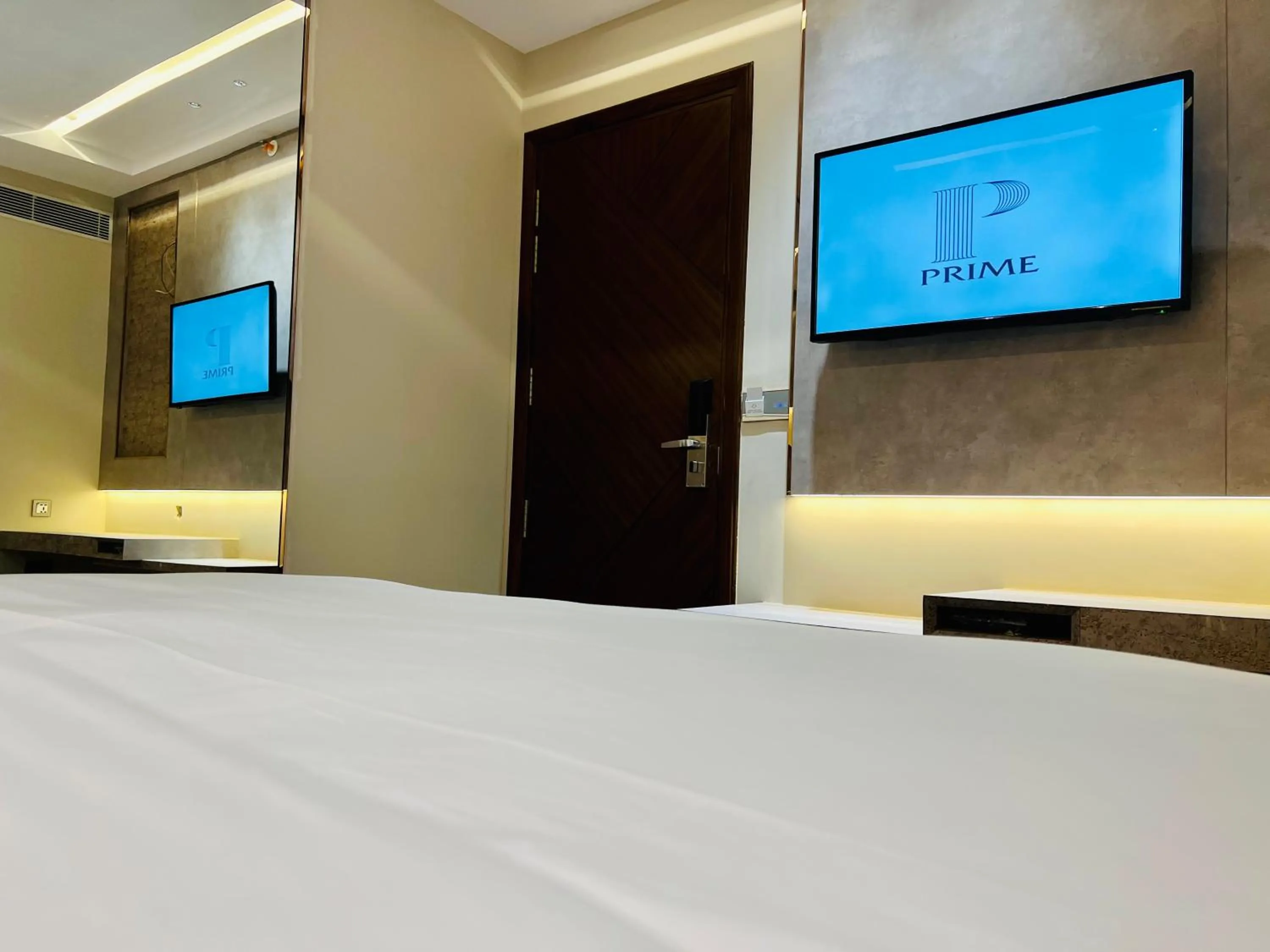 Communal lounge/ TV room, Bed in The Prime Delhi Luxe Collection Hotel