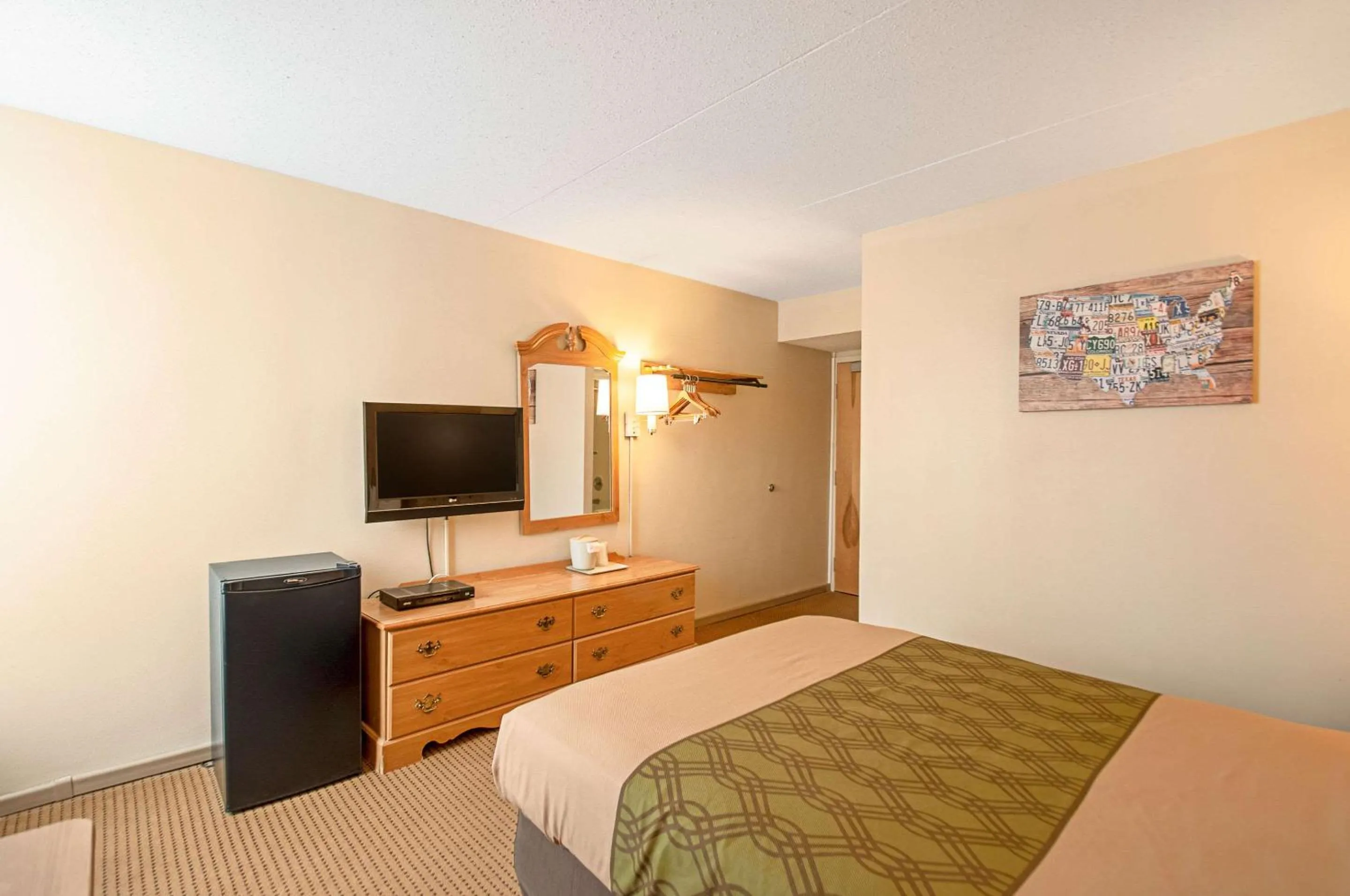 Bedroom, Bed in Econo Lodge Metro