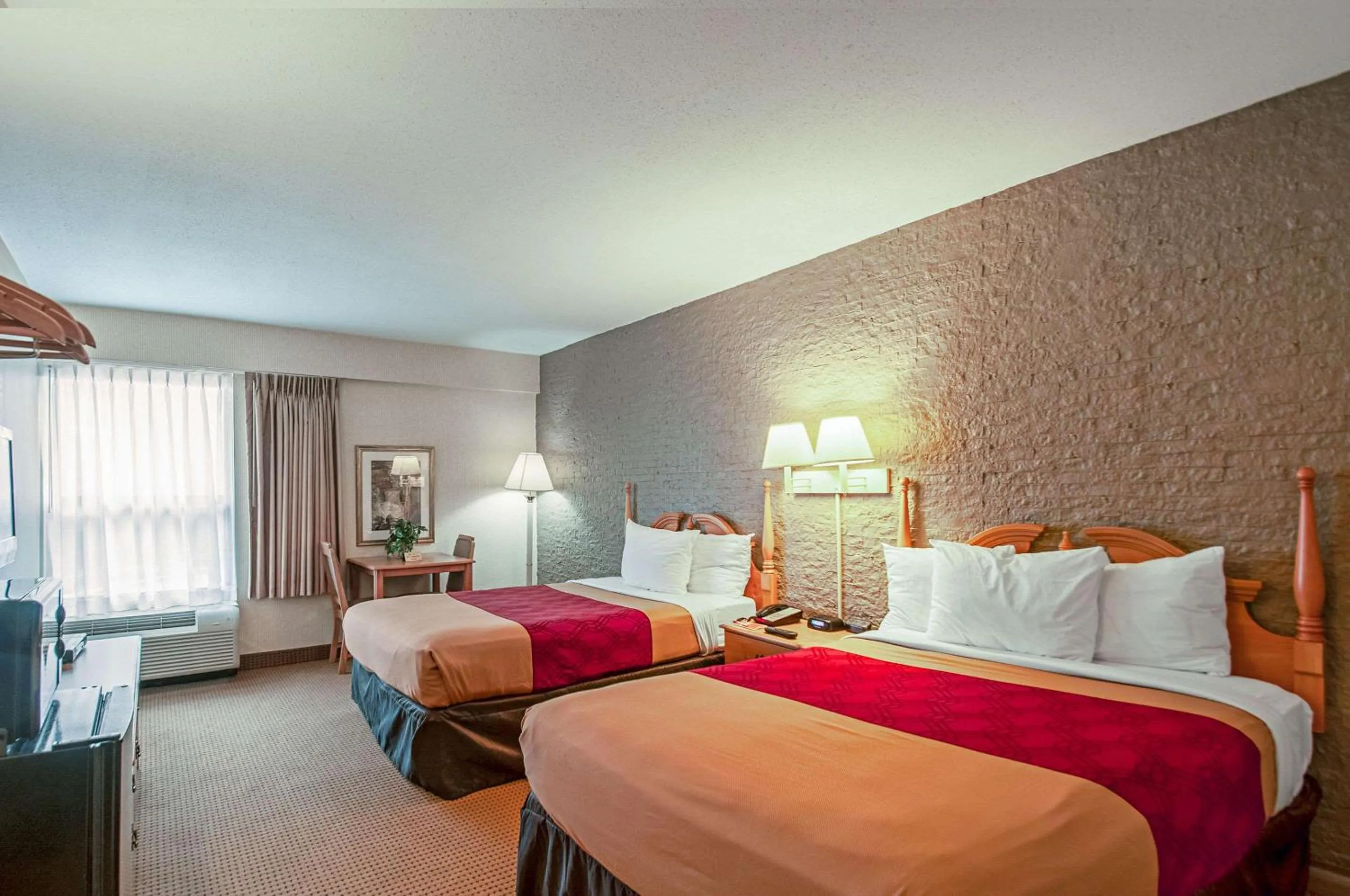 Bedroom, Bed in Econo Lodge Metro