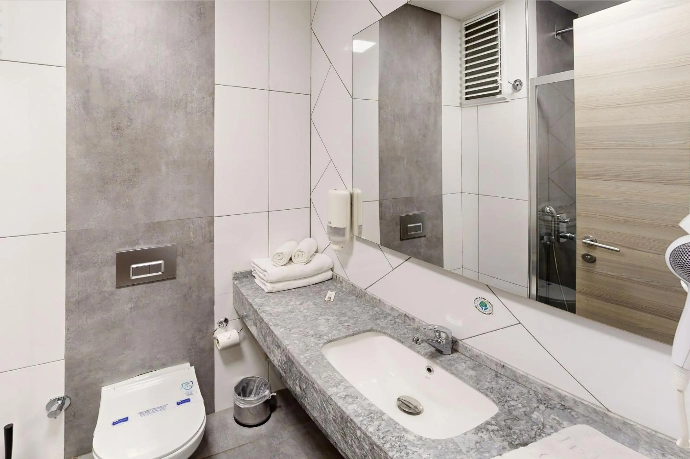 Shower in King City Hotel Istanbul Ataturk Airport