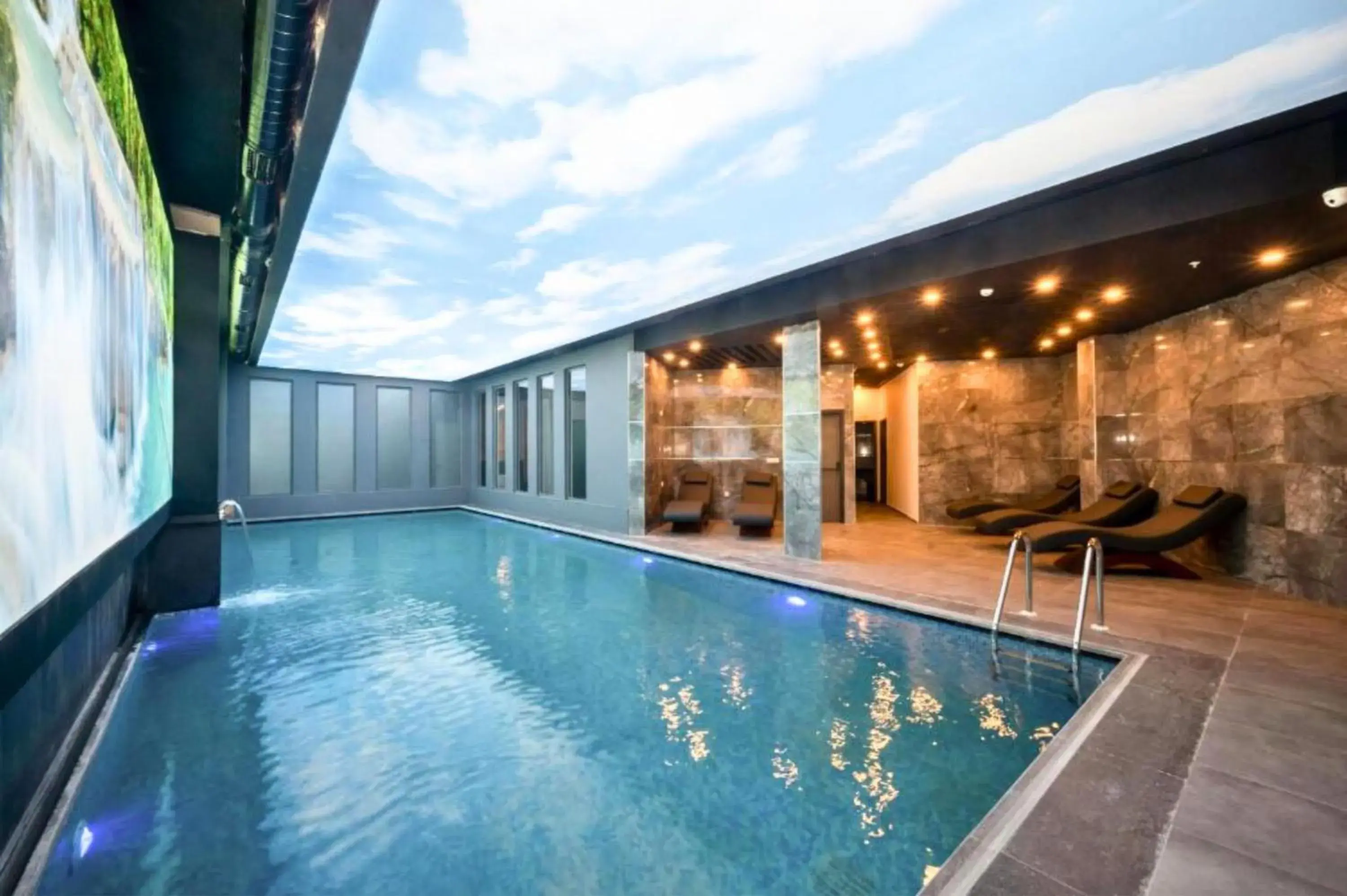 Pool view in King City Hotel Istanbul Ataturk Airport Pool view in King City Hotel Istanbul Ataturk Airport