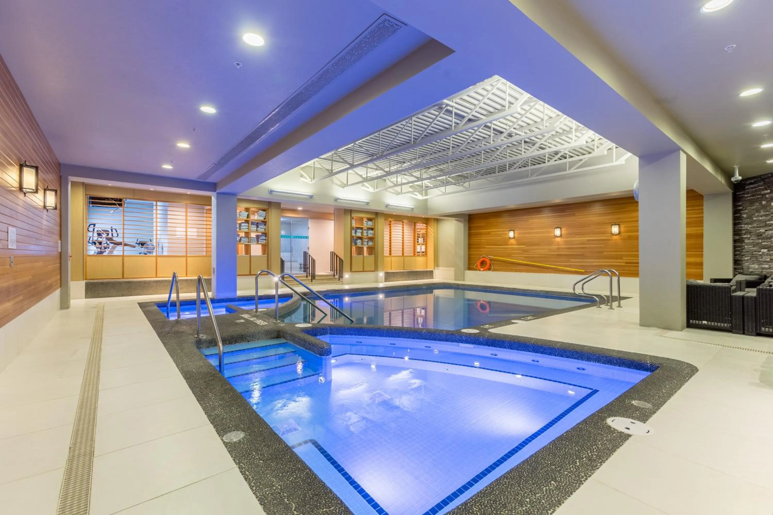 Swimming pool in Banff Park Lodge