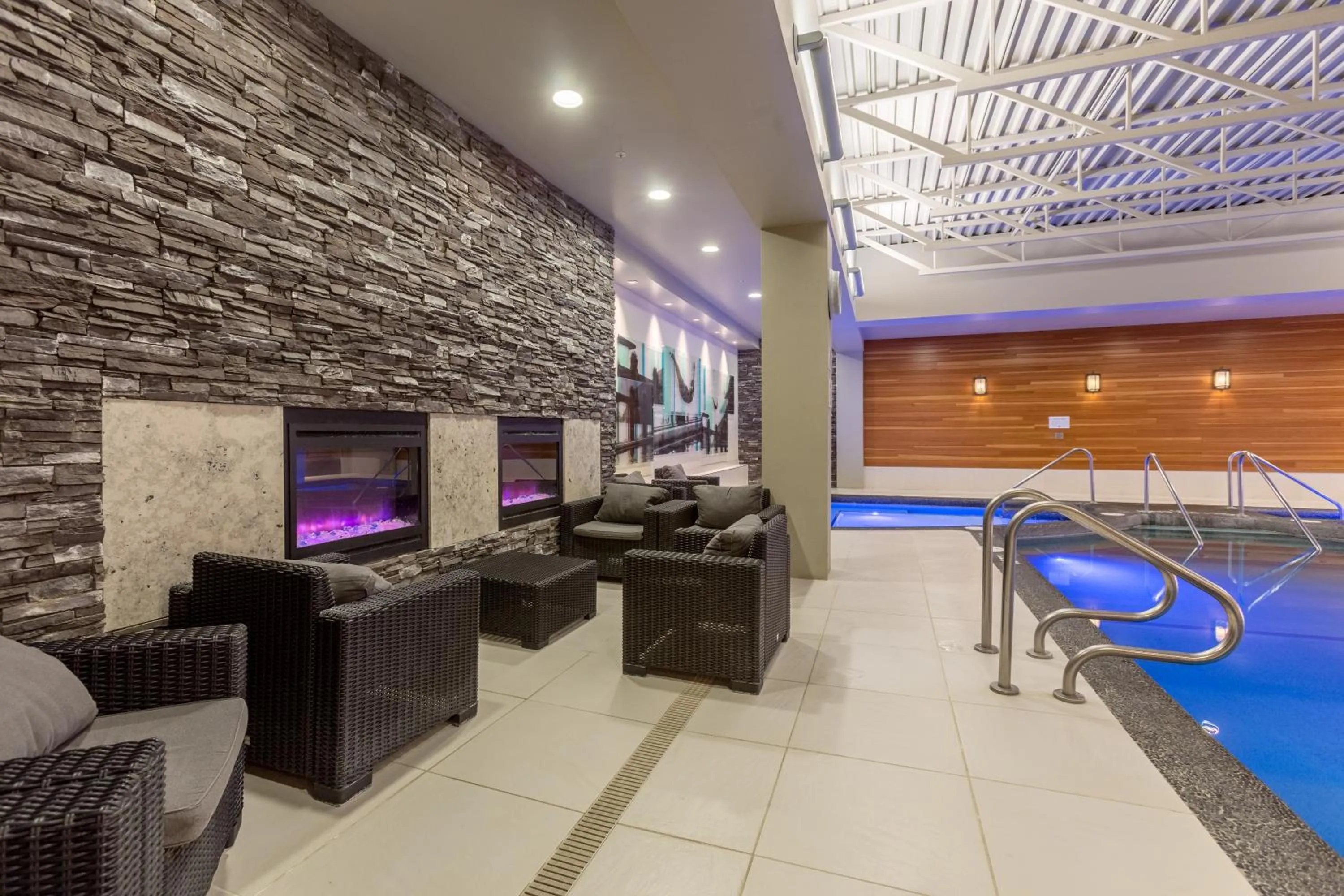 Swimming pool in Banff Park Lodge