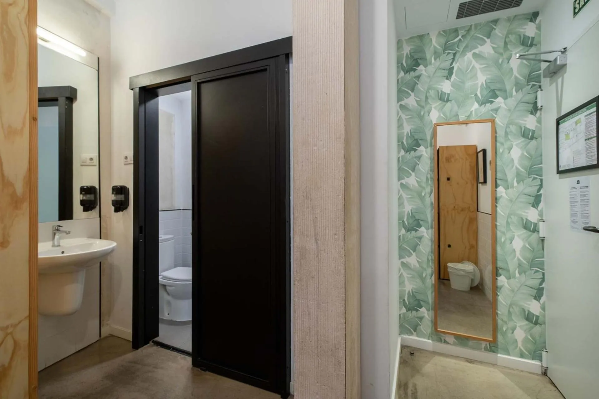 Toilet in The Hat Madrid