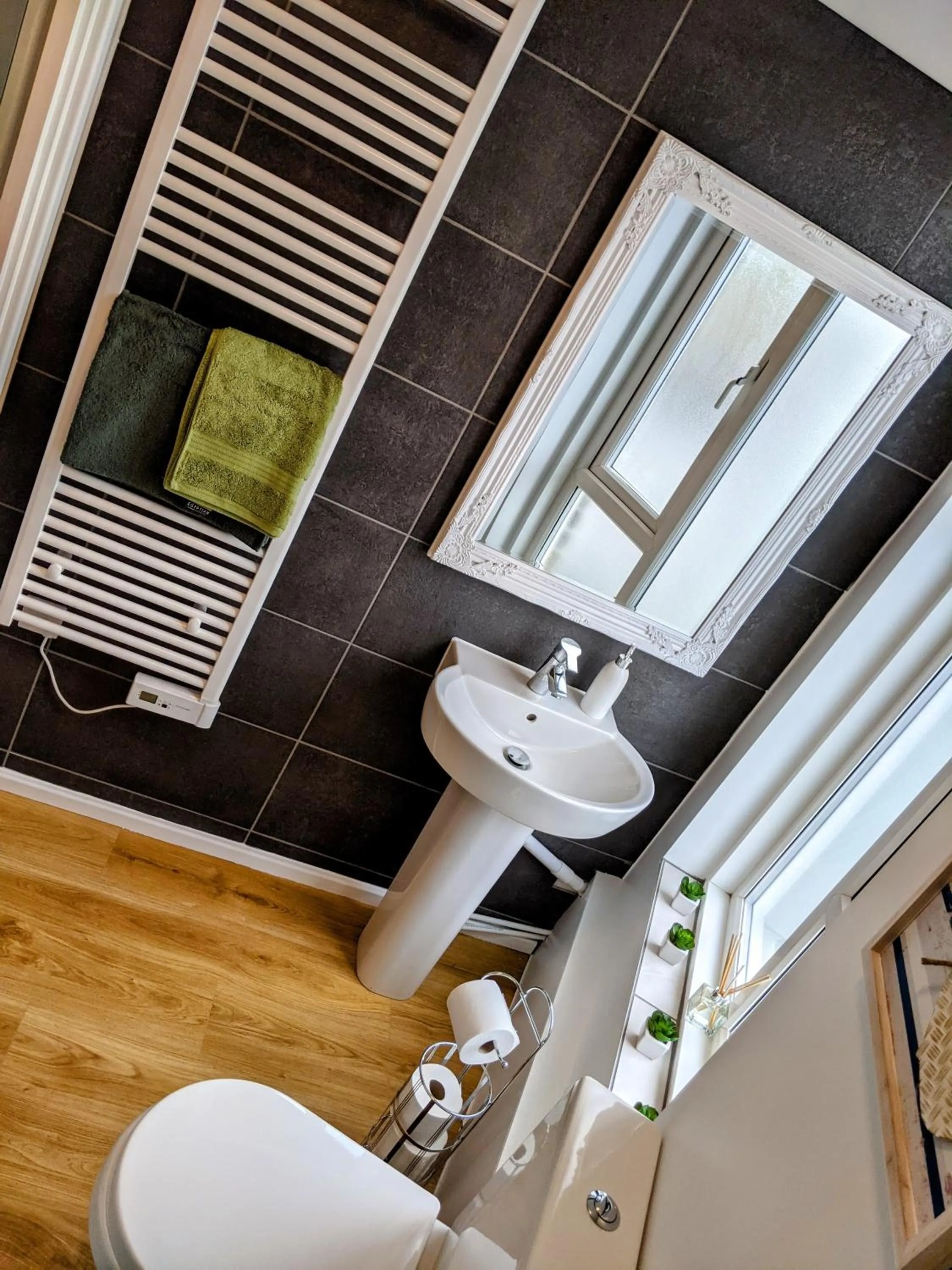 Shower in Spacious contemporary apartment