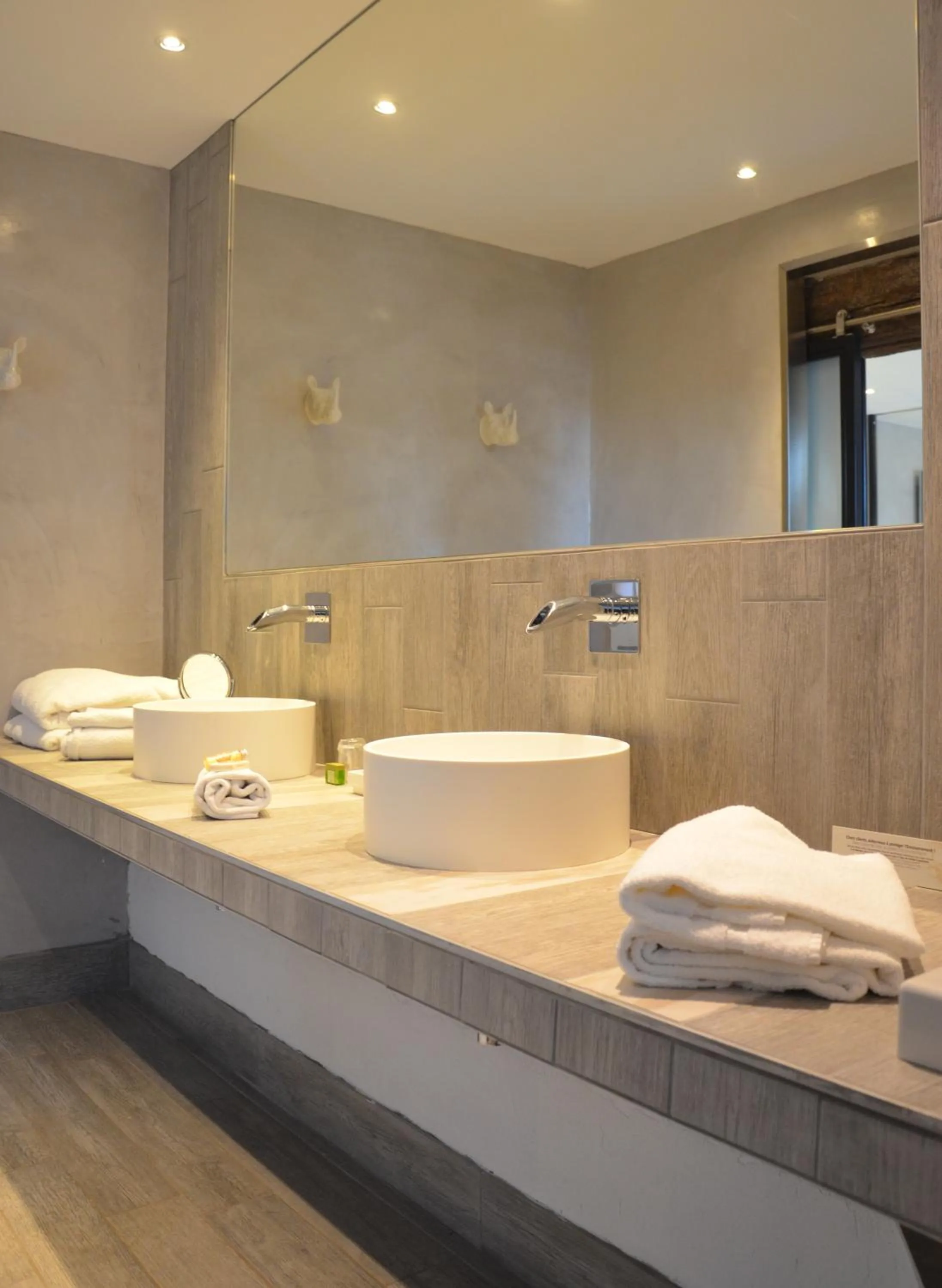 Bathroom in Logis Hôtel restaurant des Pins