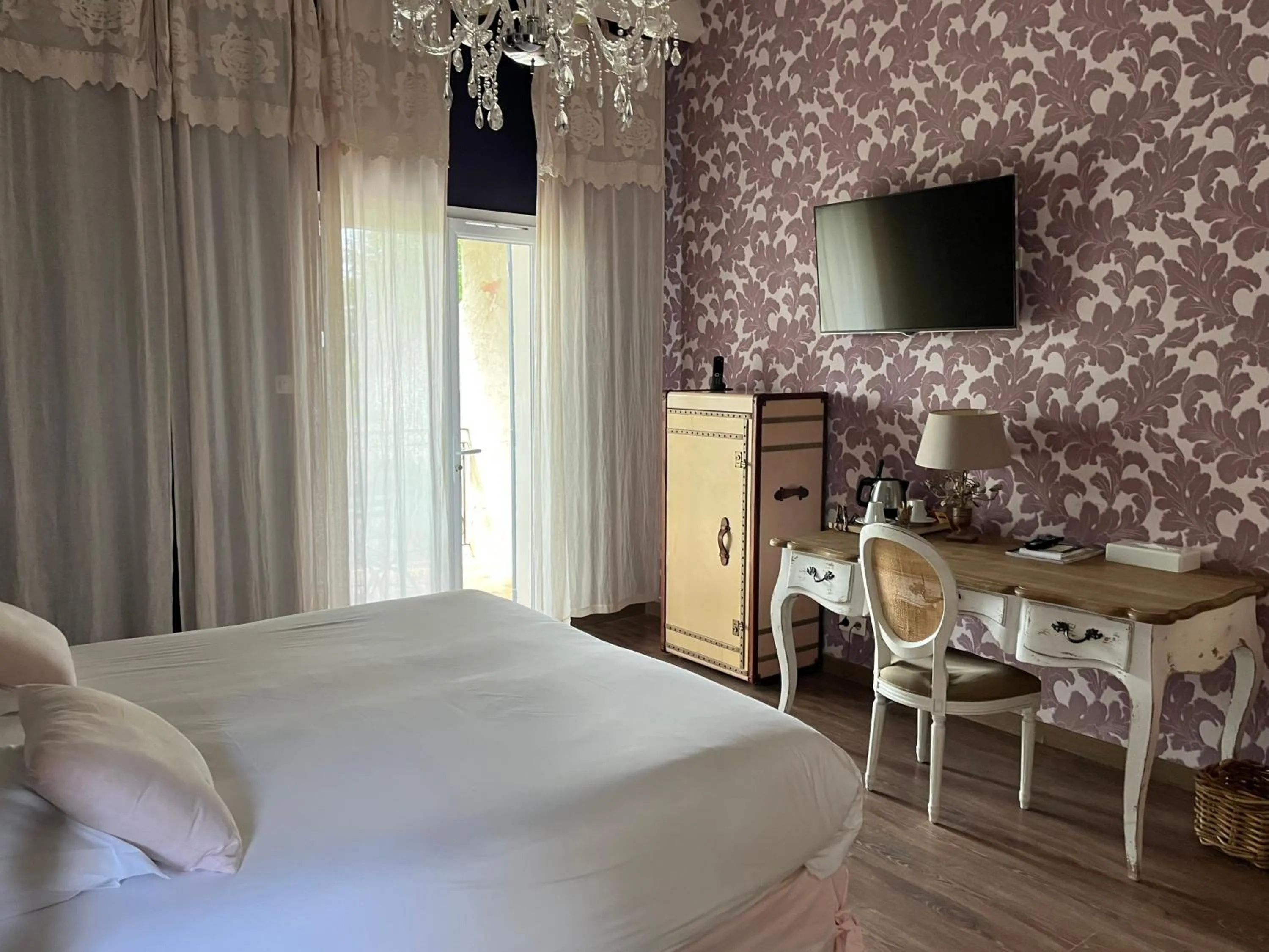 Bed in Logis Hôtel restaurant des Pins