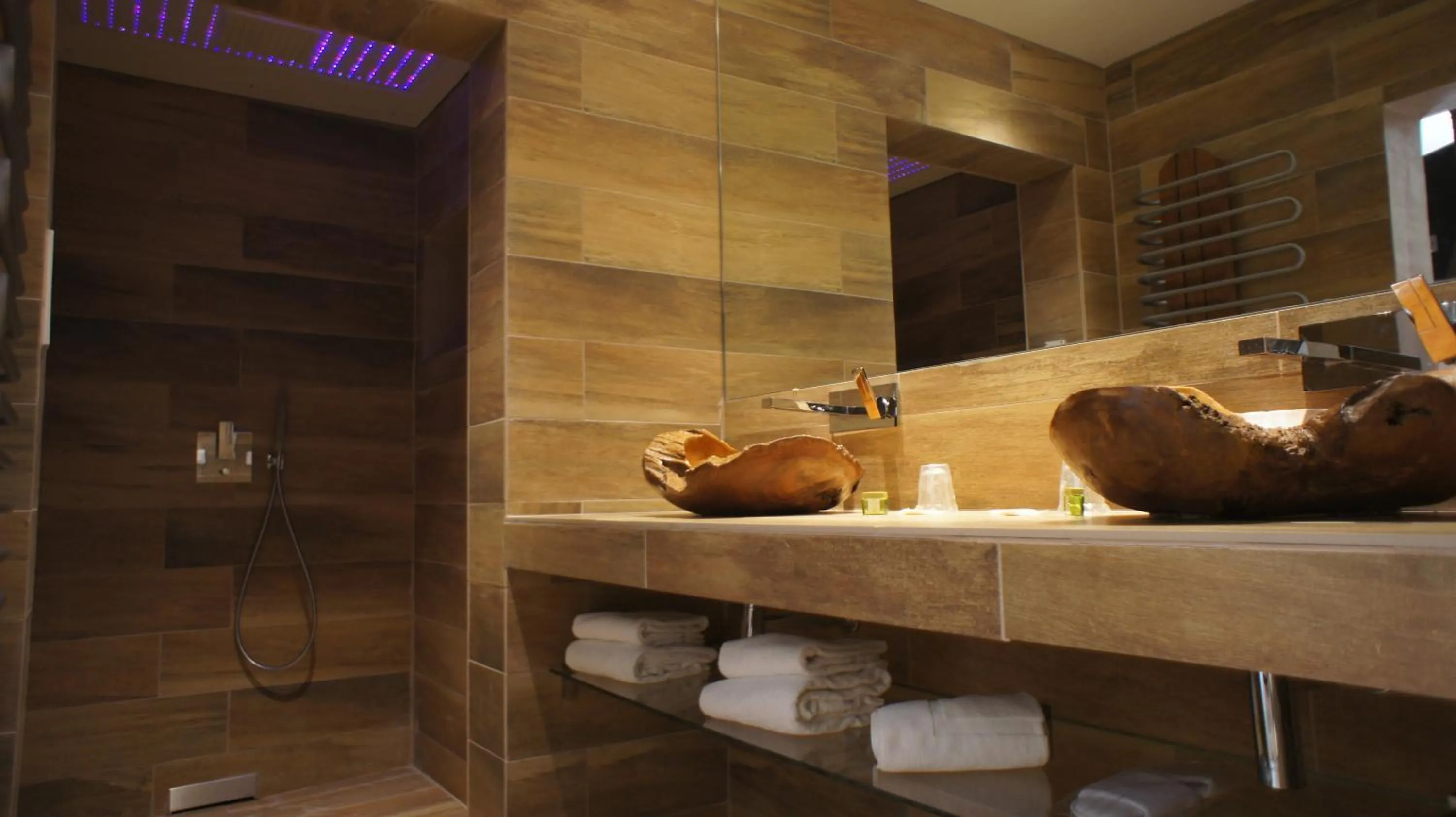 Shower in Logis Hôtel restaurant des Pins