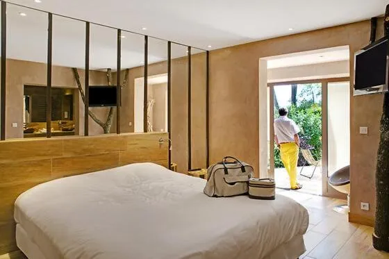 Bed in Logis Hôtel restaurant des Pins