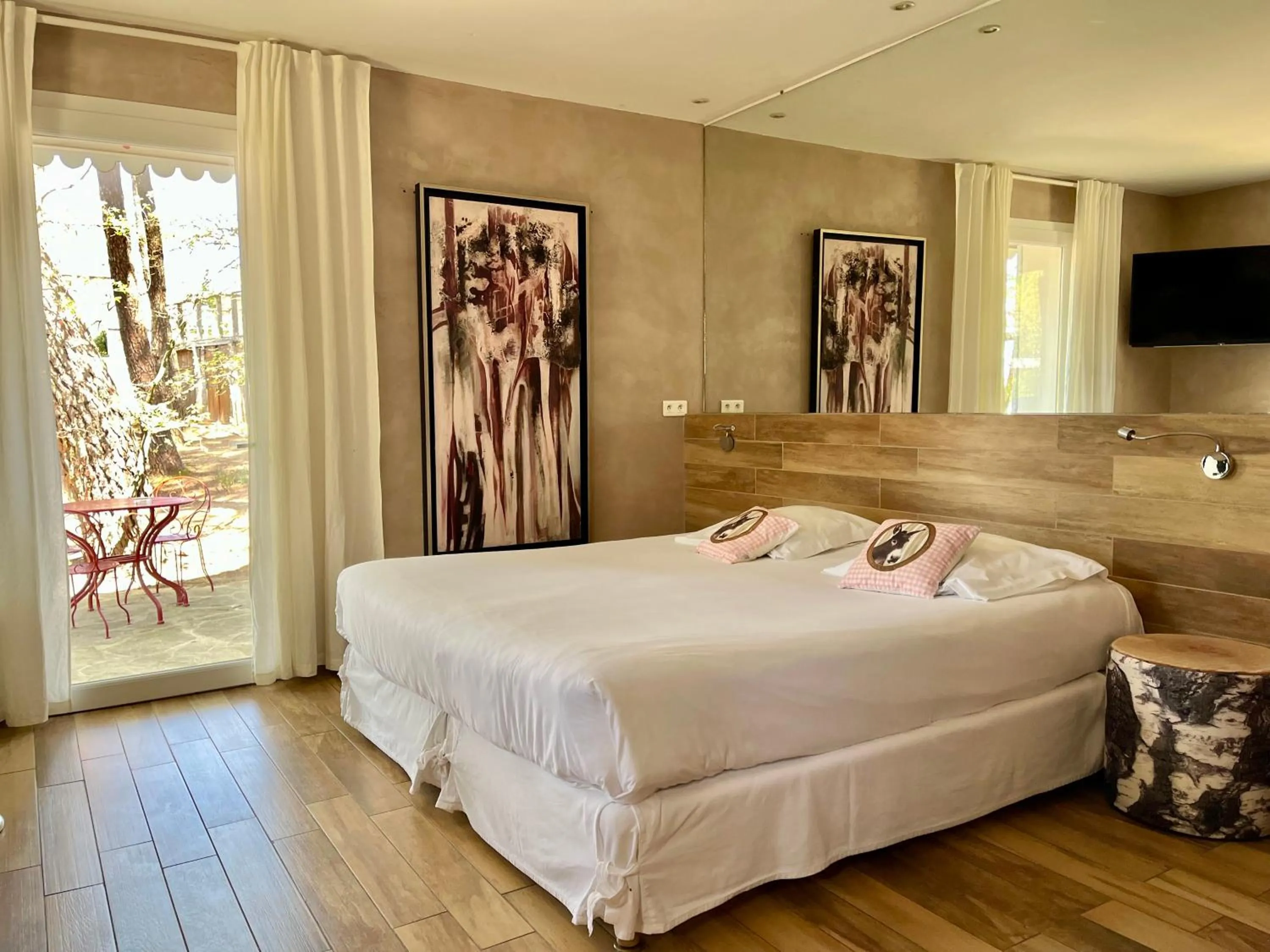 Bed in Logis Hôtel restaurant des Pins