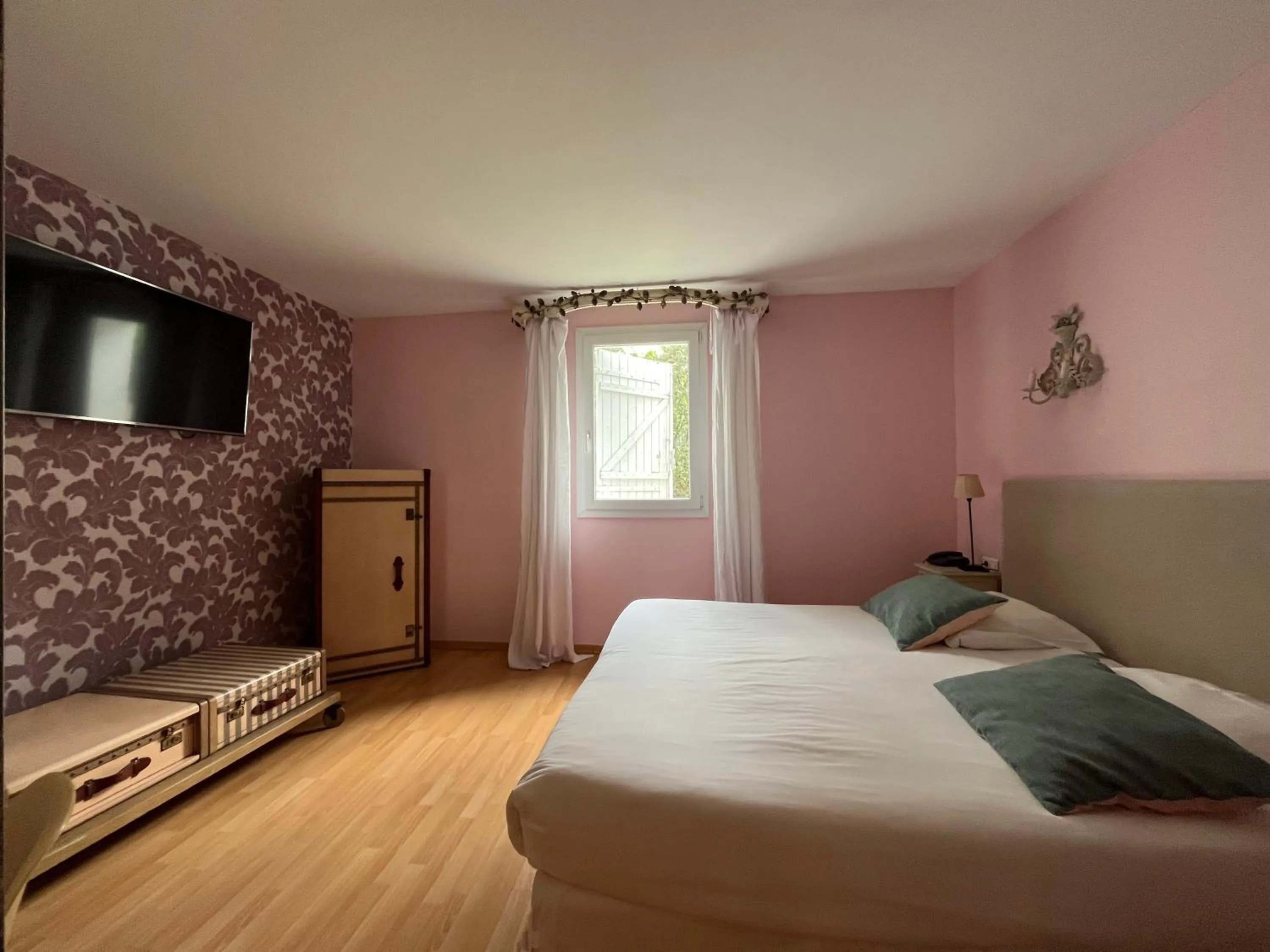 Bed in Logis Hôtel restaurant des Pins