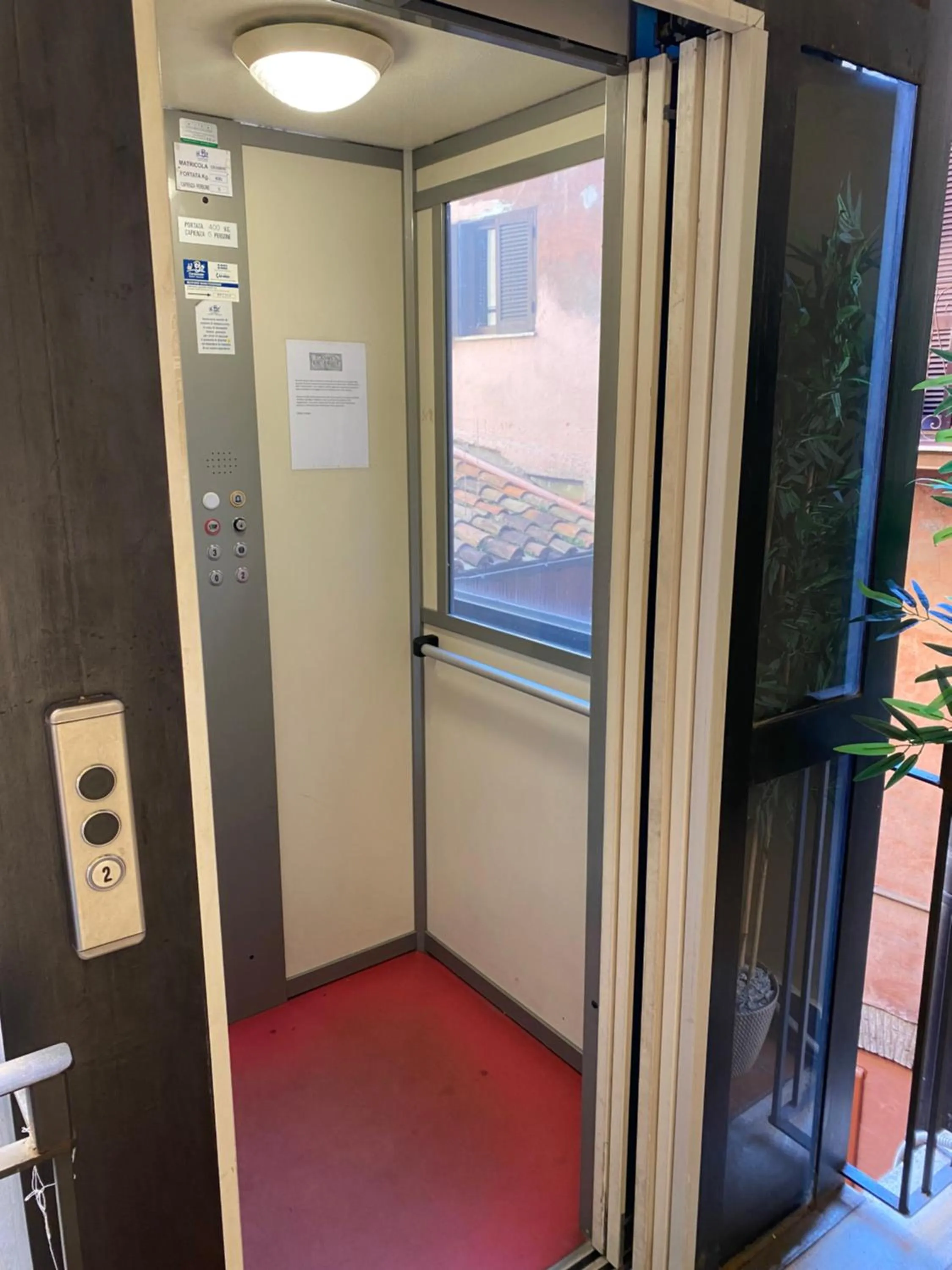 elevator in Campo De Fiori Relais