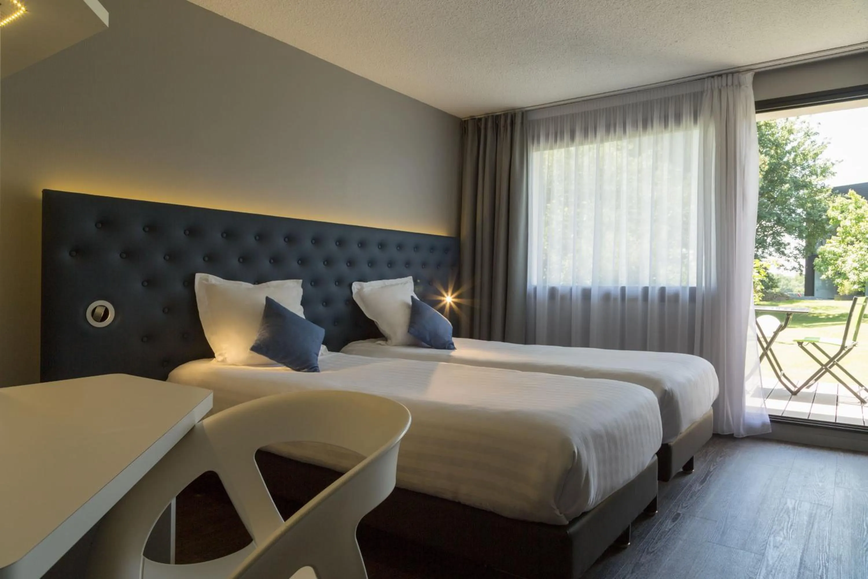 Property building, Bed in The Originals City, Hôtel Les Caps, Saint-Brieuc Est