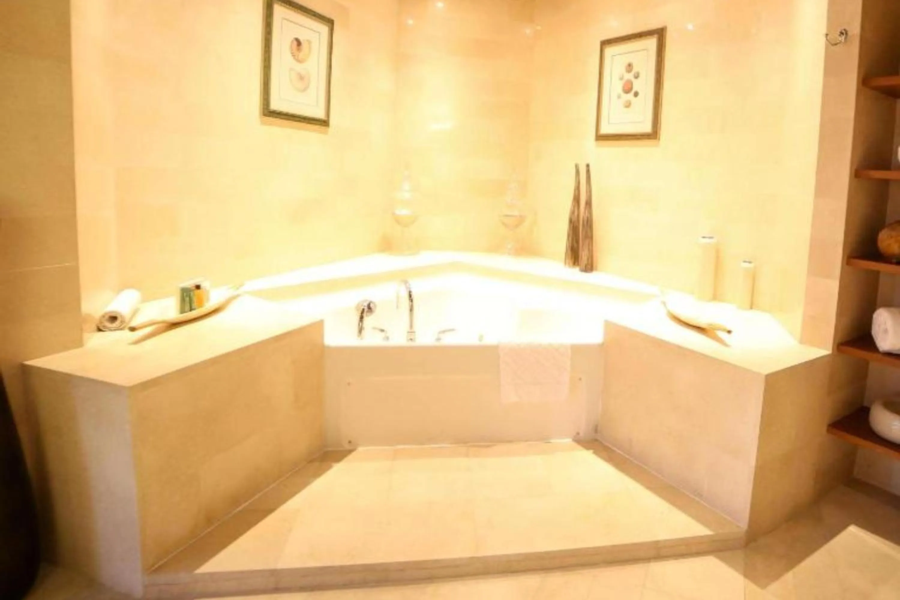 Hot Tub, Bathroom in Hilton Kuwait Resort