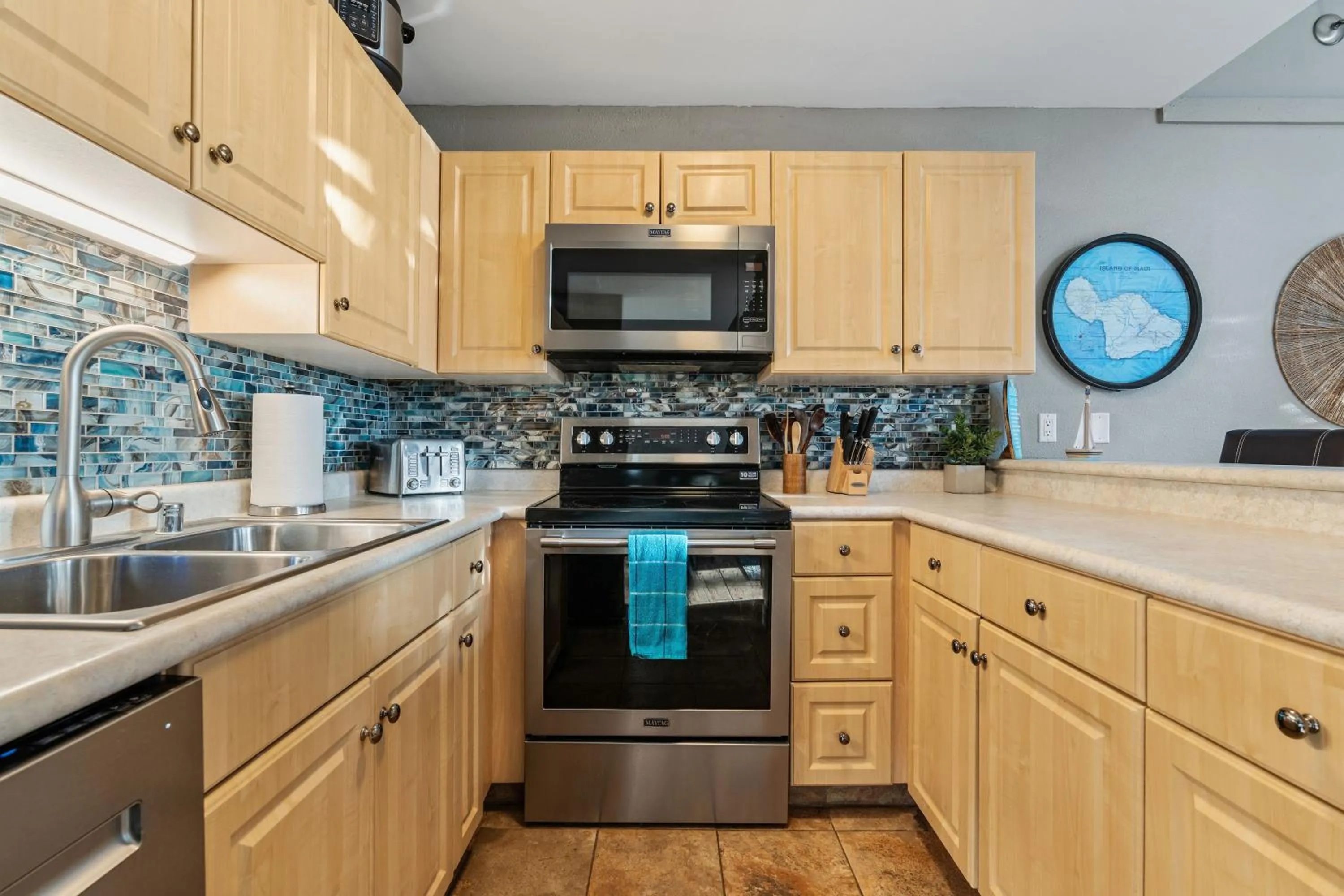 Kitchen or kitchenette in Maui Beach Retreat
