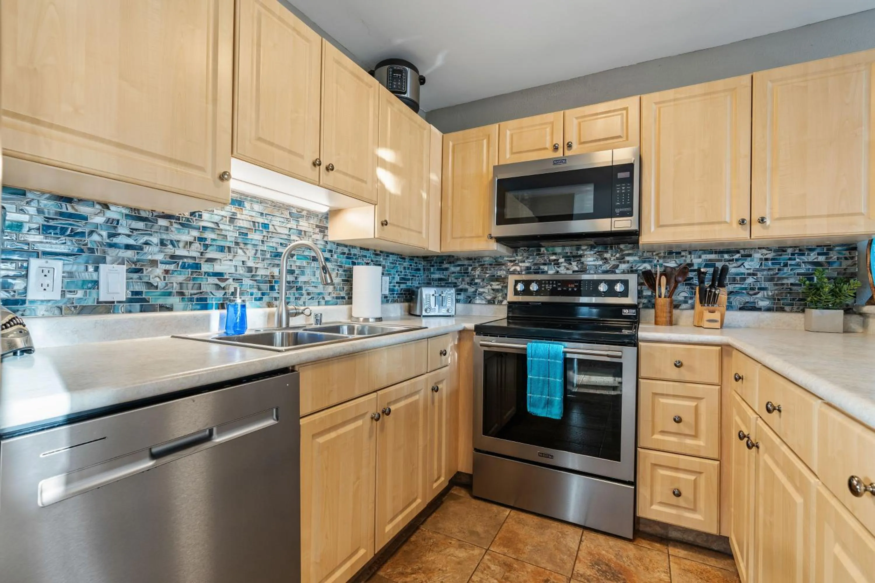 Kitchen or kitchenette in Maui Beach Retreat