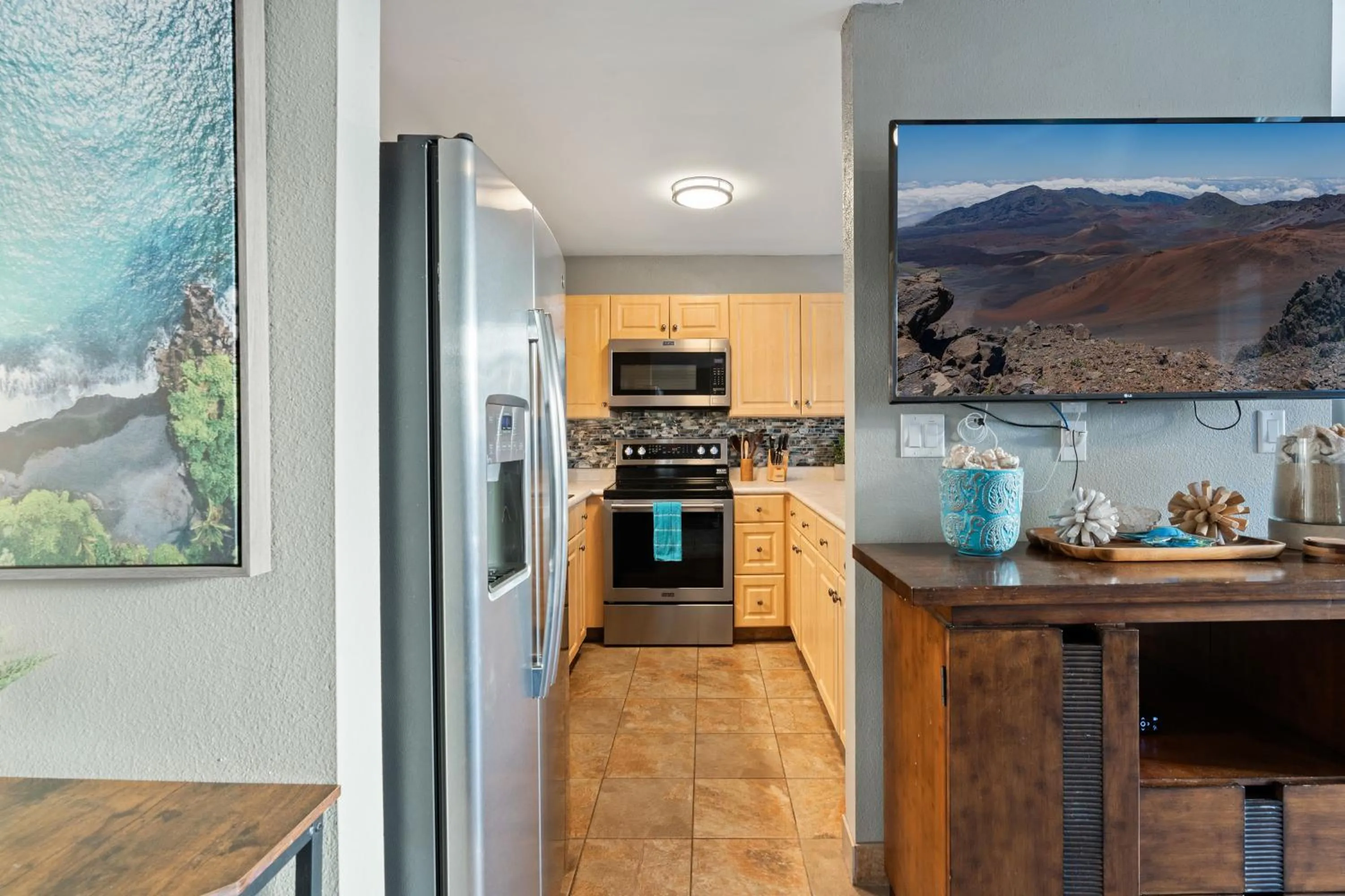 Kitchen or kitchenette in Maui Beach Retreat