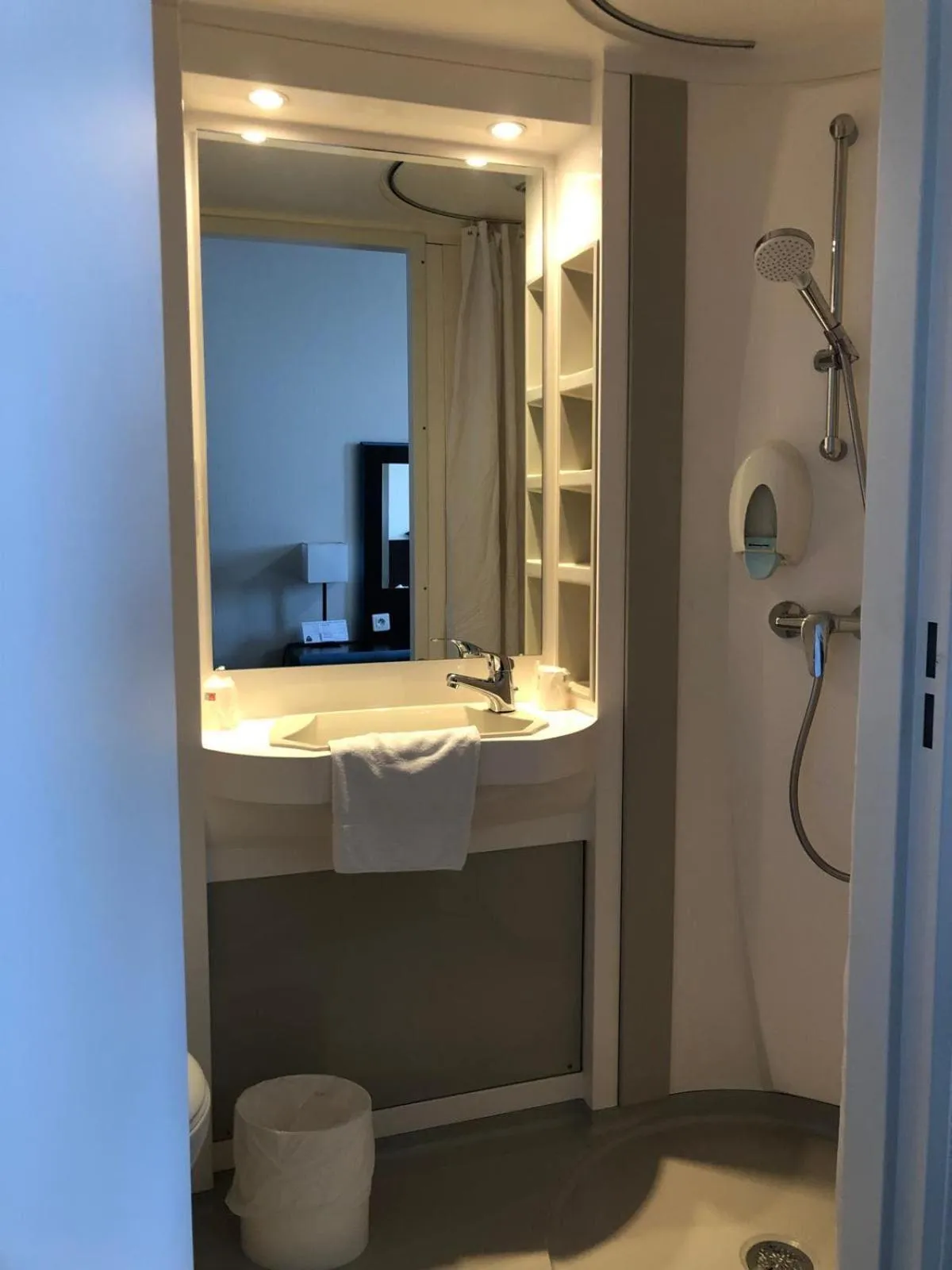 Shower in BRAUCOL Hotel