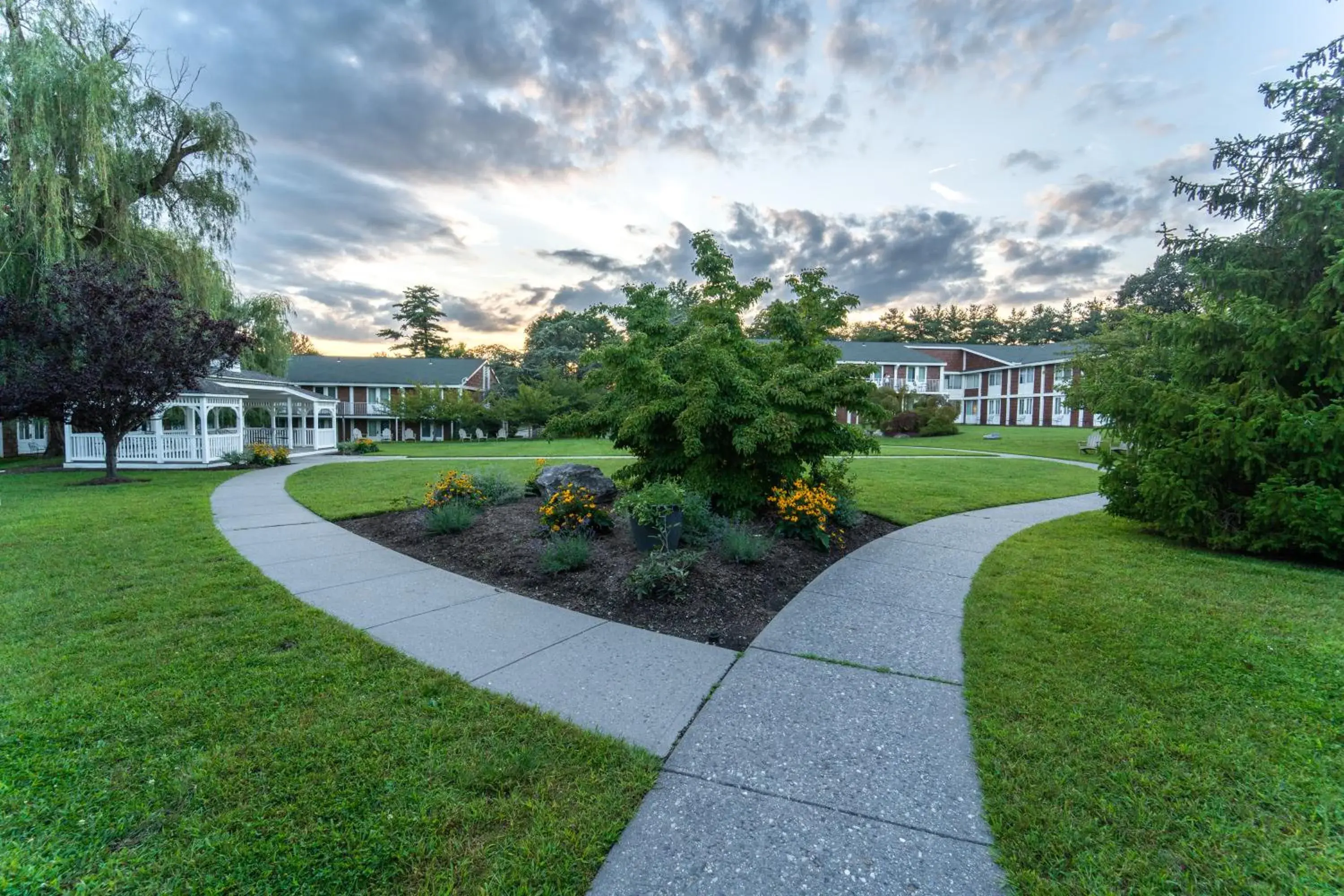 Property building in Sleepy Hollow Hotel Property building in Sleepy Hollow Hotel