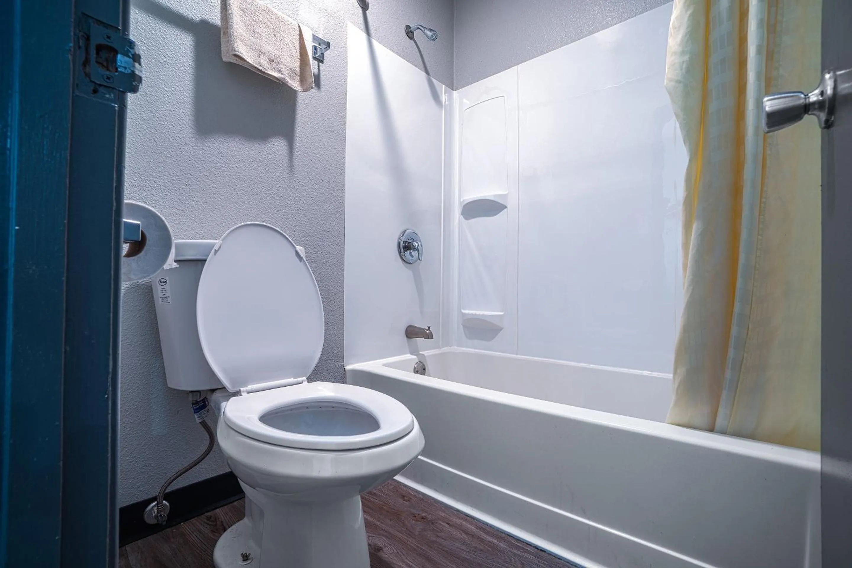 Bathroom in Hotel Comfort Stay by OYO Texarkana East, AR I-30