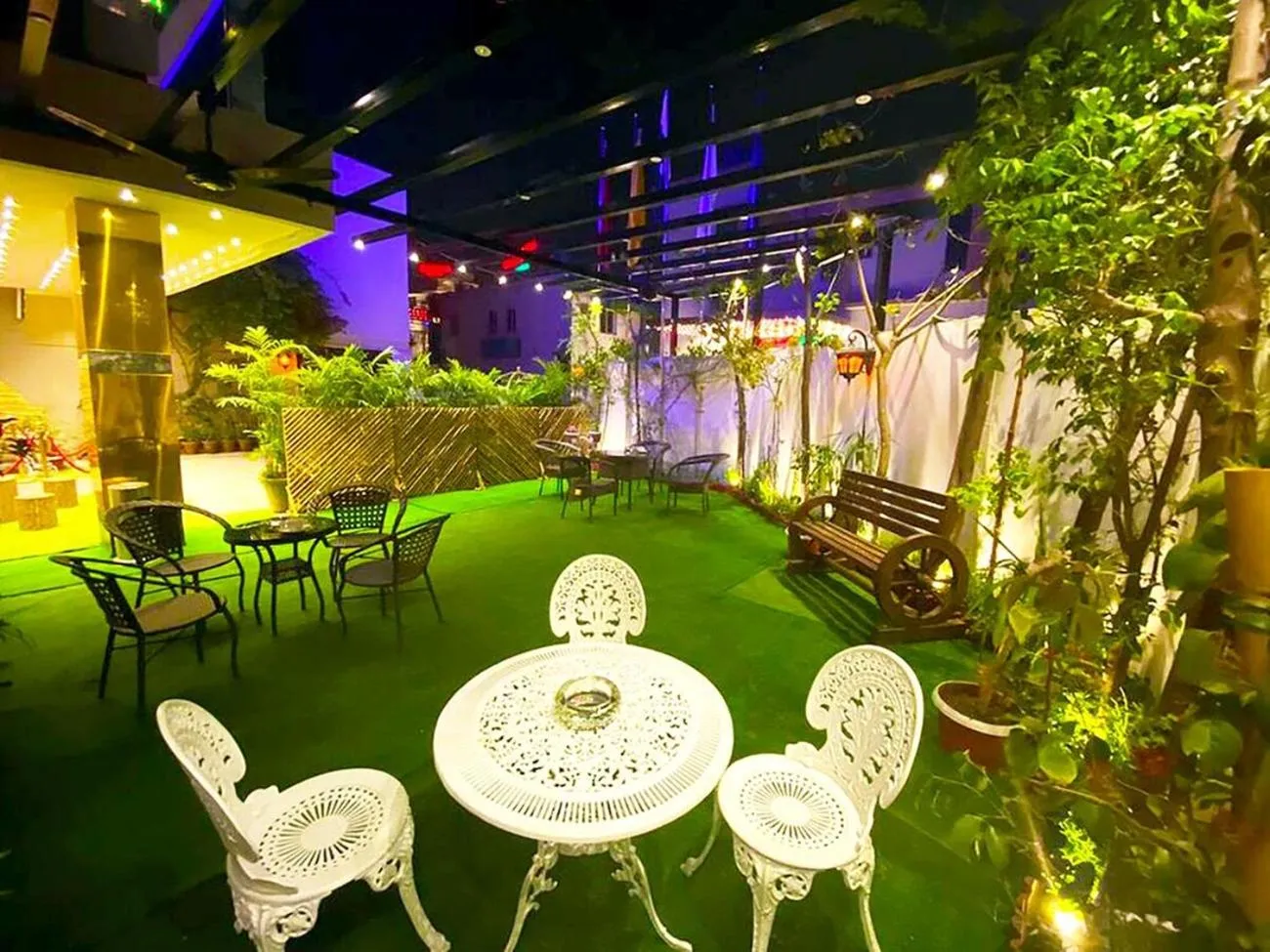 Restaurant/places to eat in Rose Palace Hotel, Gulberg