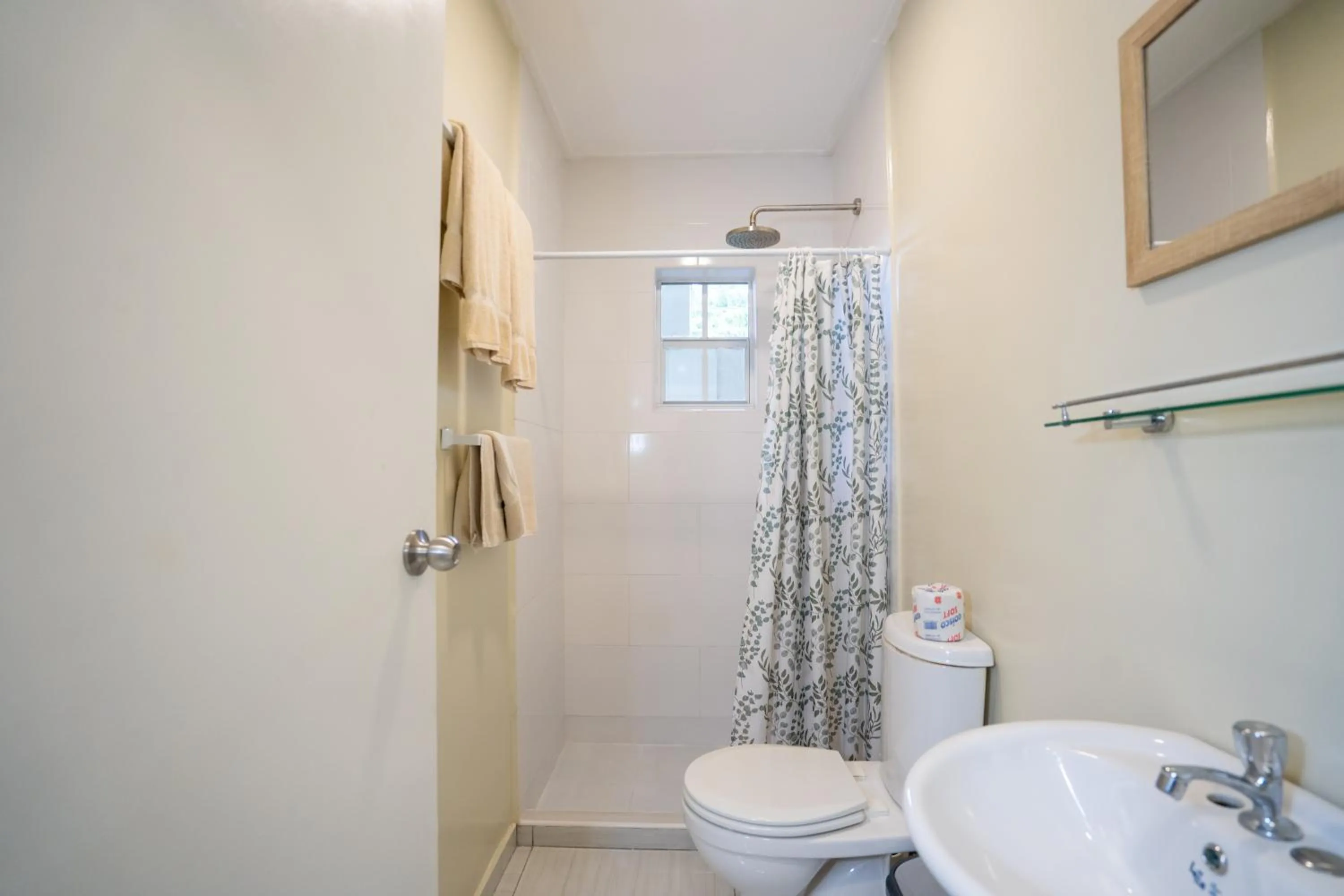 Toilet in Delynne Boutique Hotel