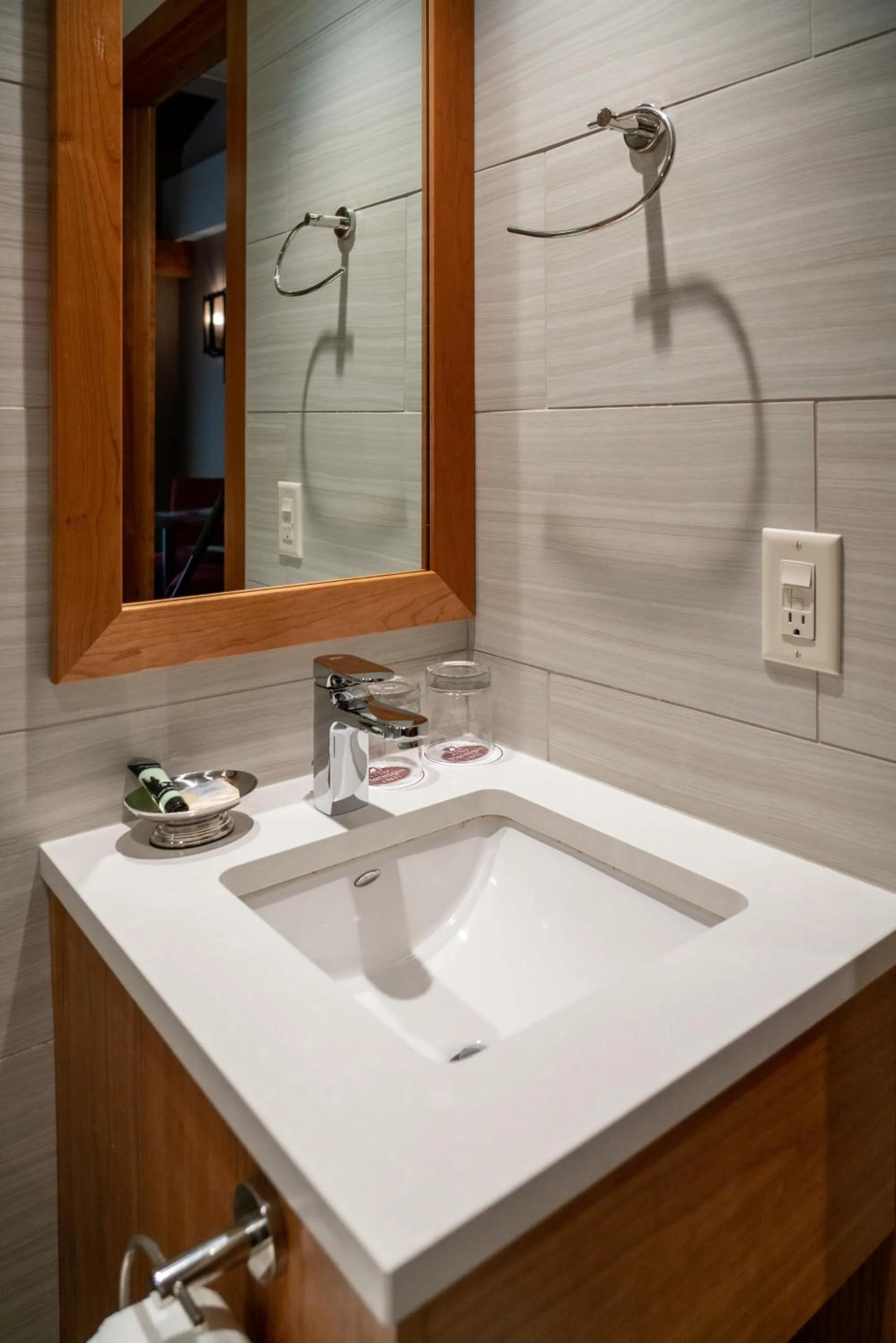 Bathroom in Banff Ptarmigan Inn
