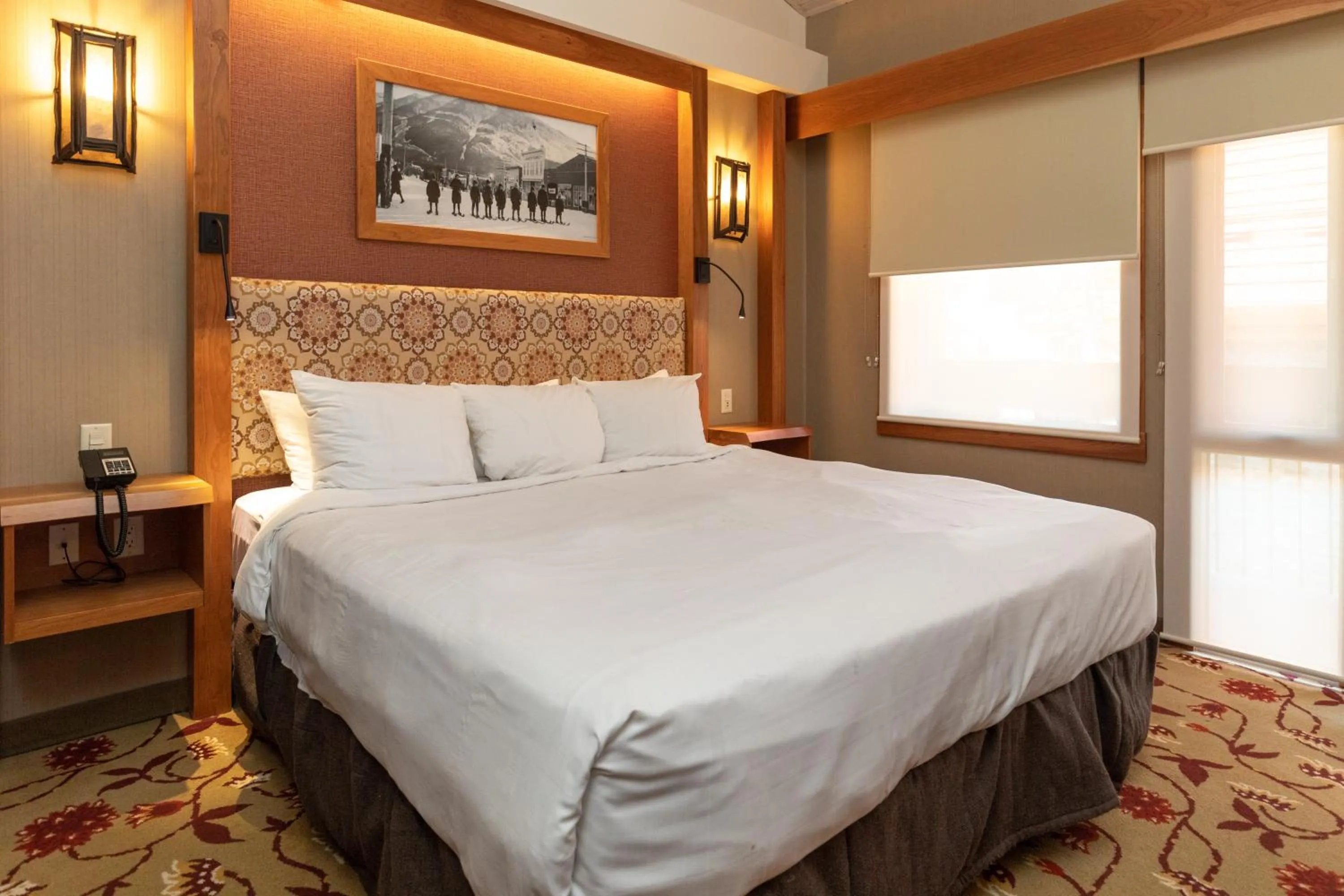 Bedroom, Bed in Banff Ptarmigan Inn