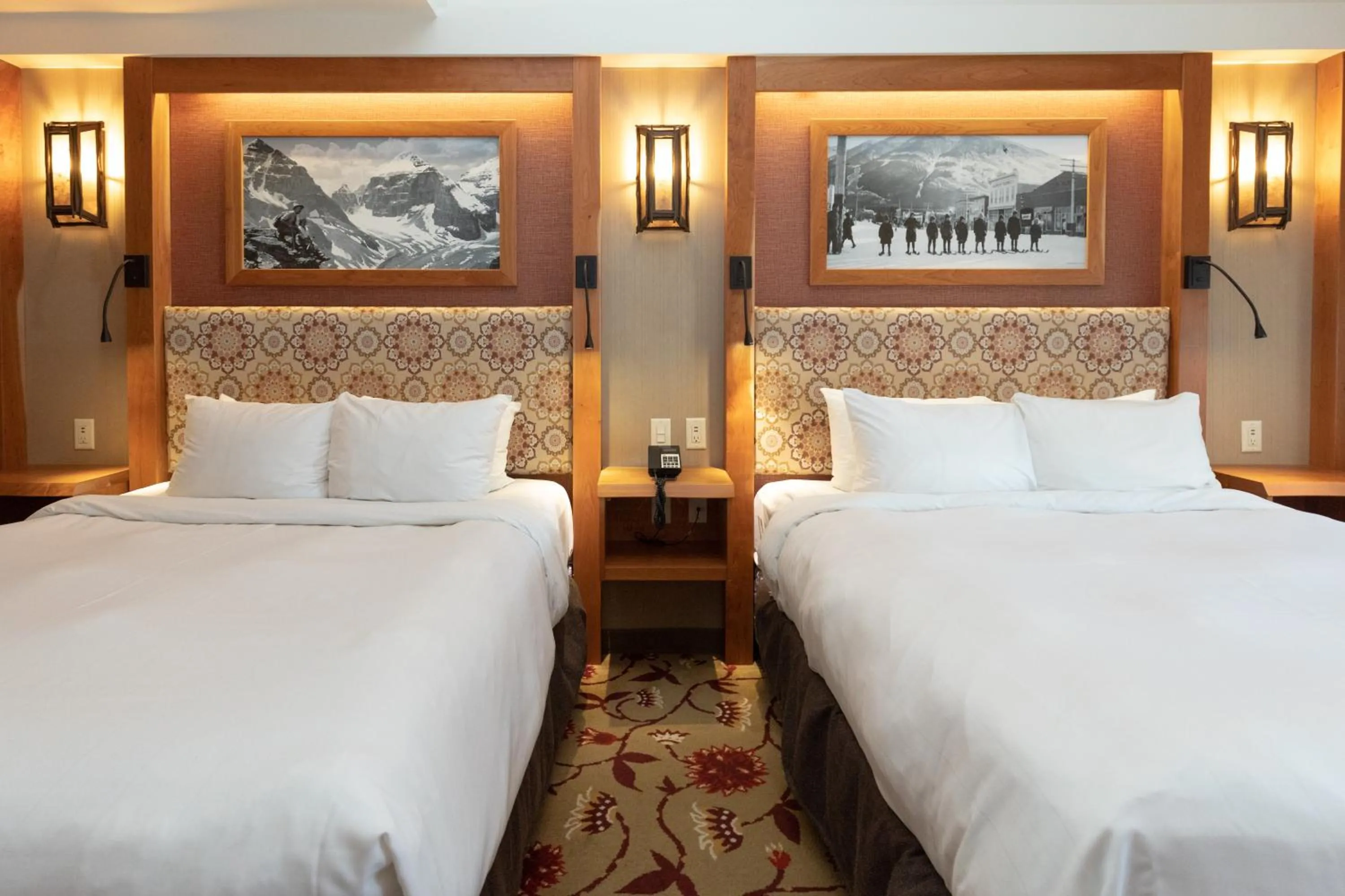 Bedroom, Bed in Banff Ptarmigan Inn