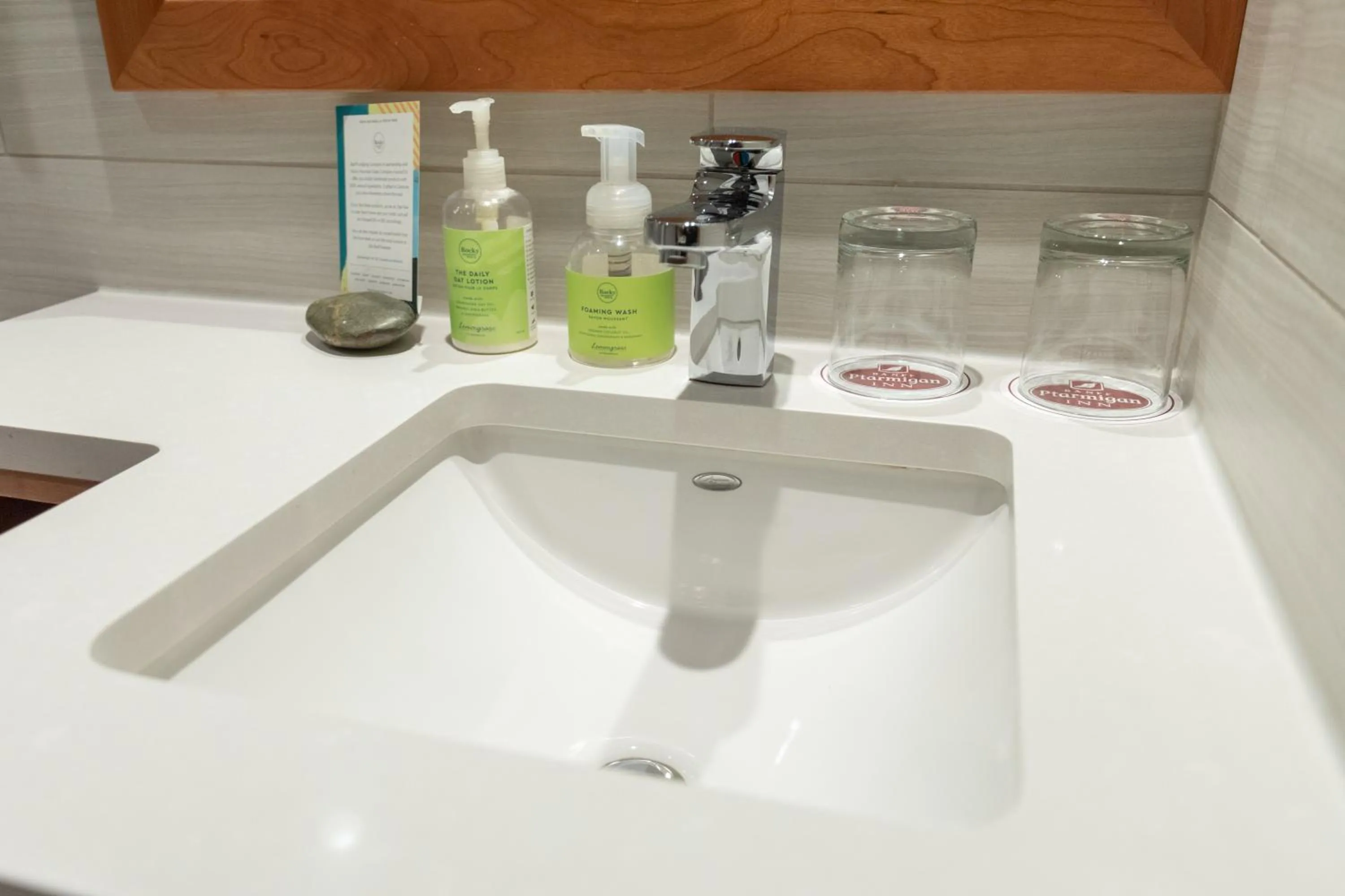 Bathroom in Banff Ptarmigan Inn