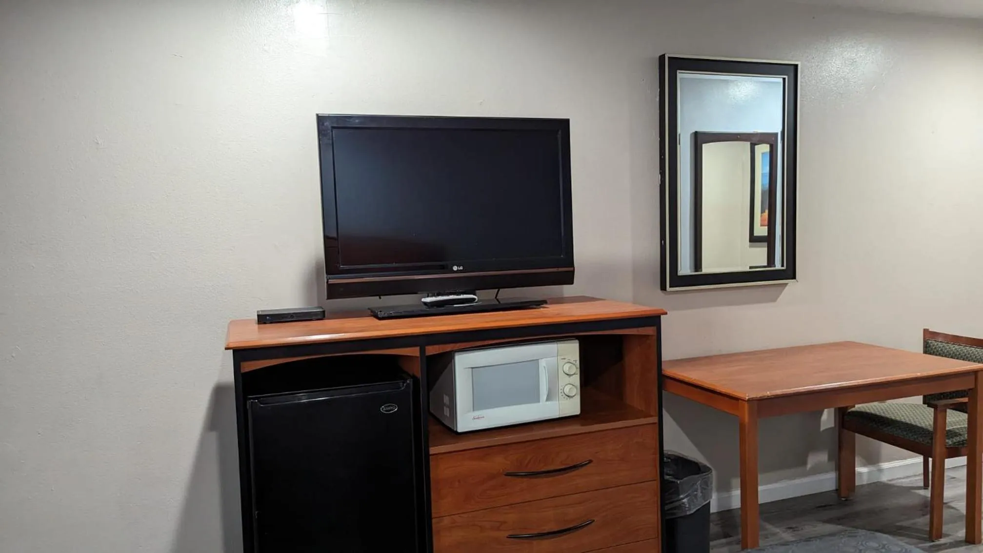 TV and multimedia in BEST MOTEL on Historic Route 66, Barstow