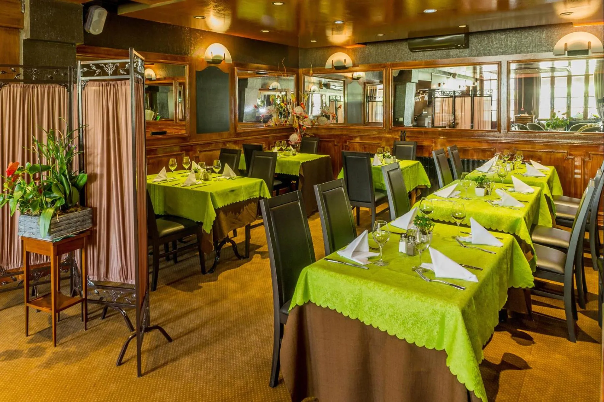 Restaurant/places to eat in Absolue Renaissance