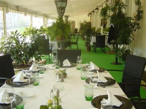 Restaurant/places to eat in Absolue Renaissance