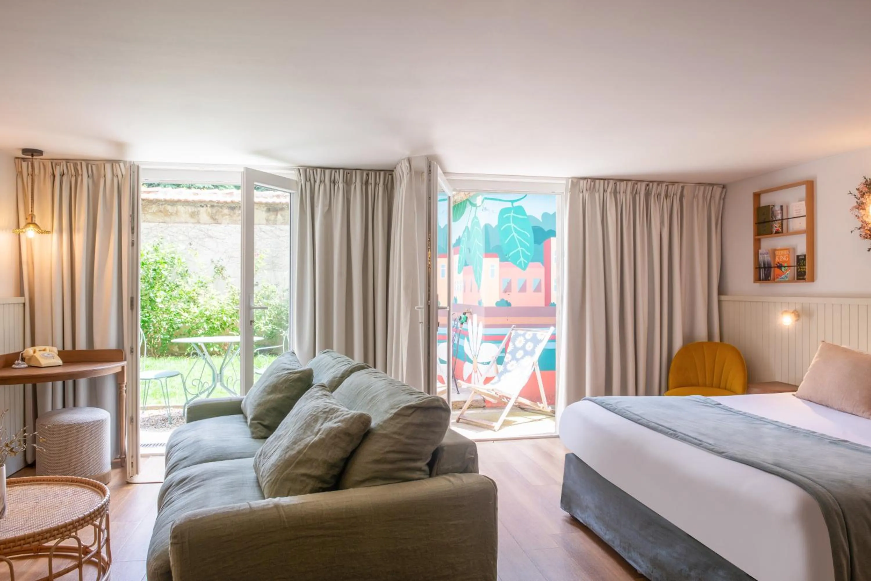 Property building, Bed in Hôtel Maison Lacassagne Lyon