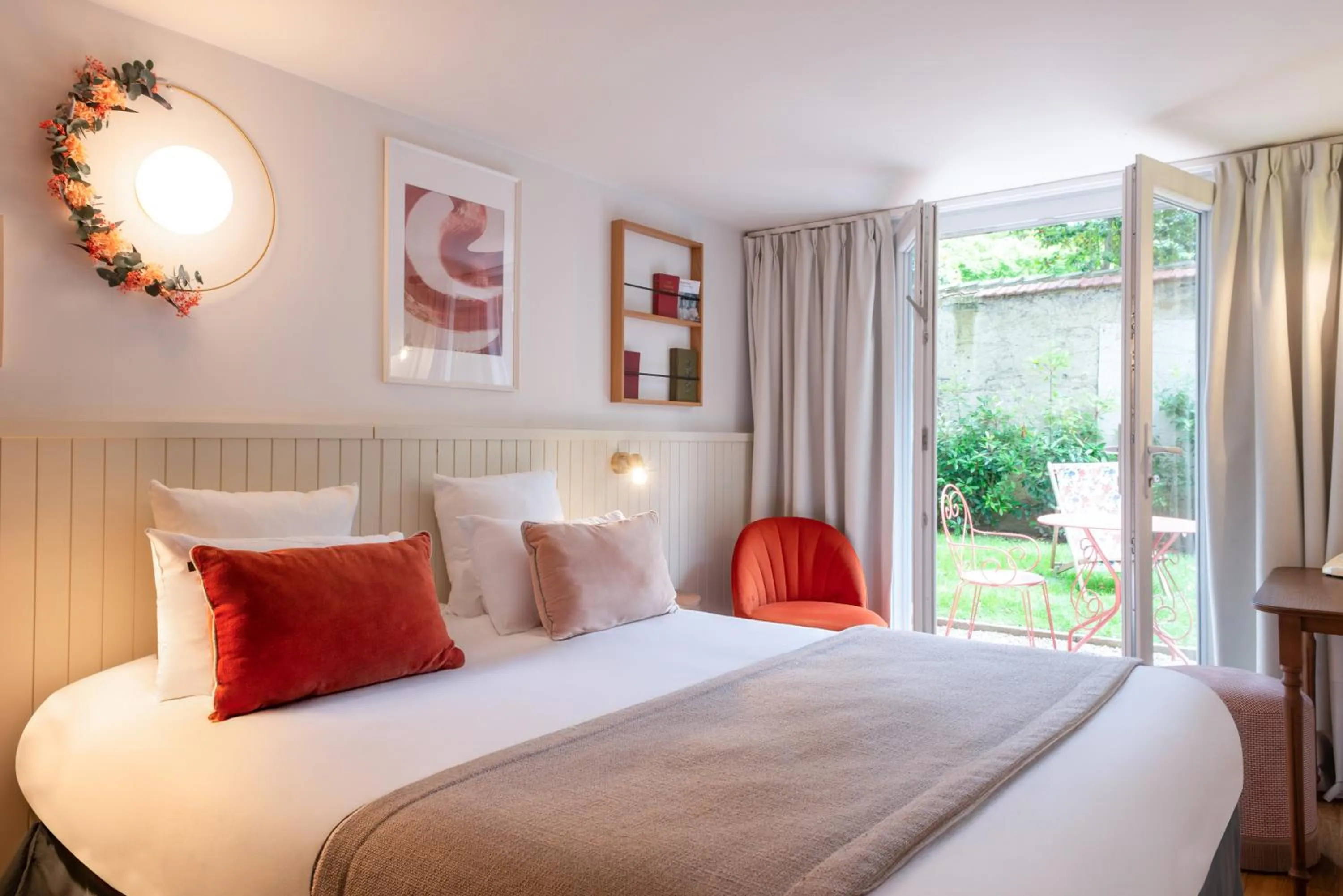 Property building, Bed in Hôtel Maison Lacassagne Lyon