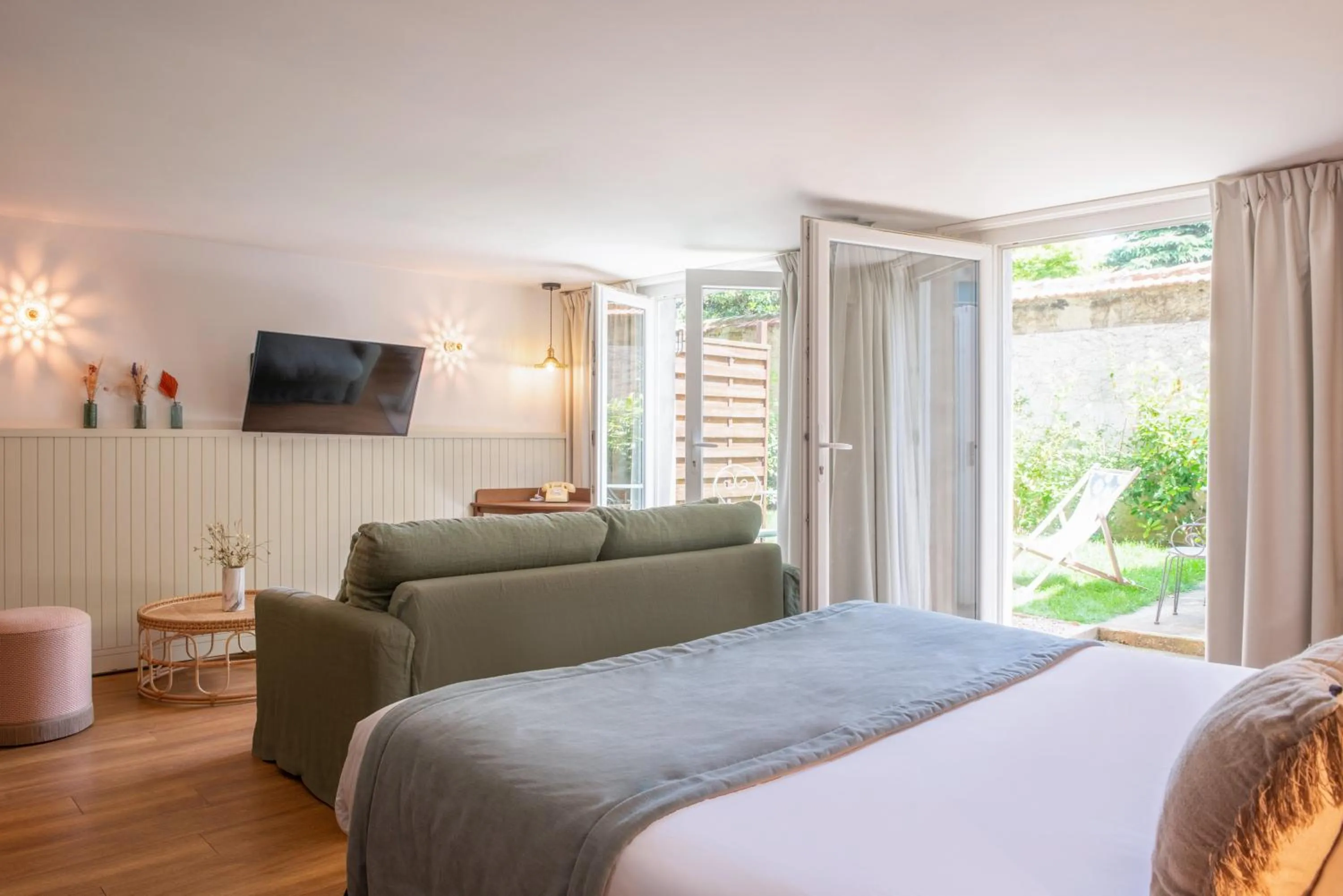 Property building, Bed in Hôtel Maison Lacassagne Lyon